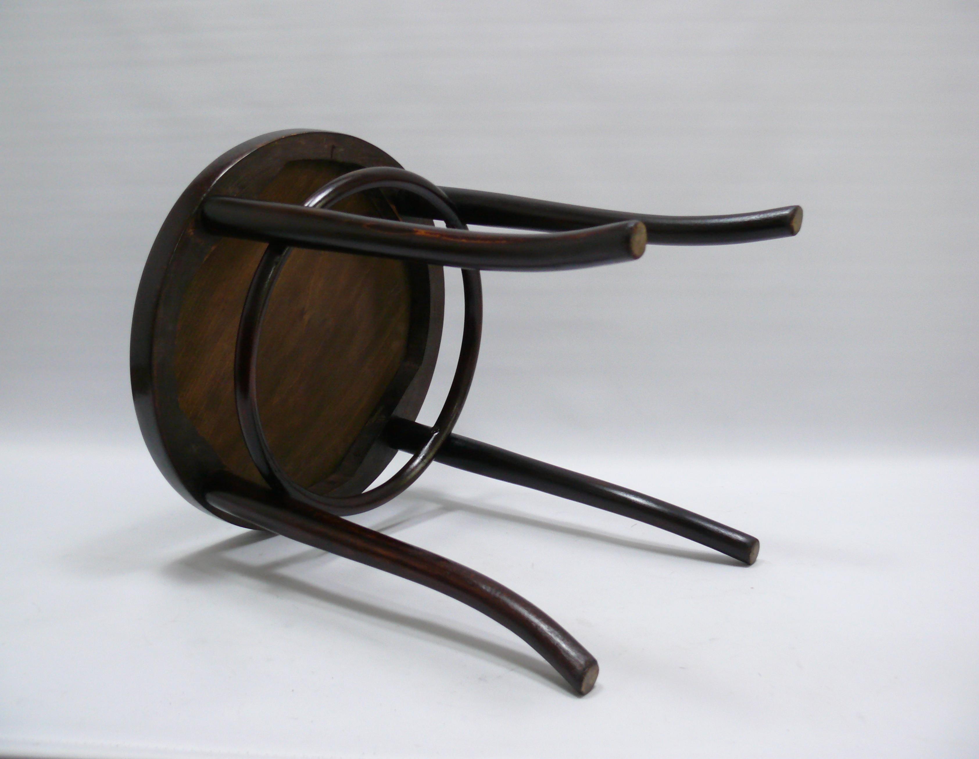 Taburete original THONET de madera curvada, Siglo XX en venta 1