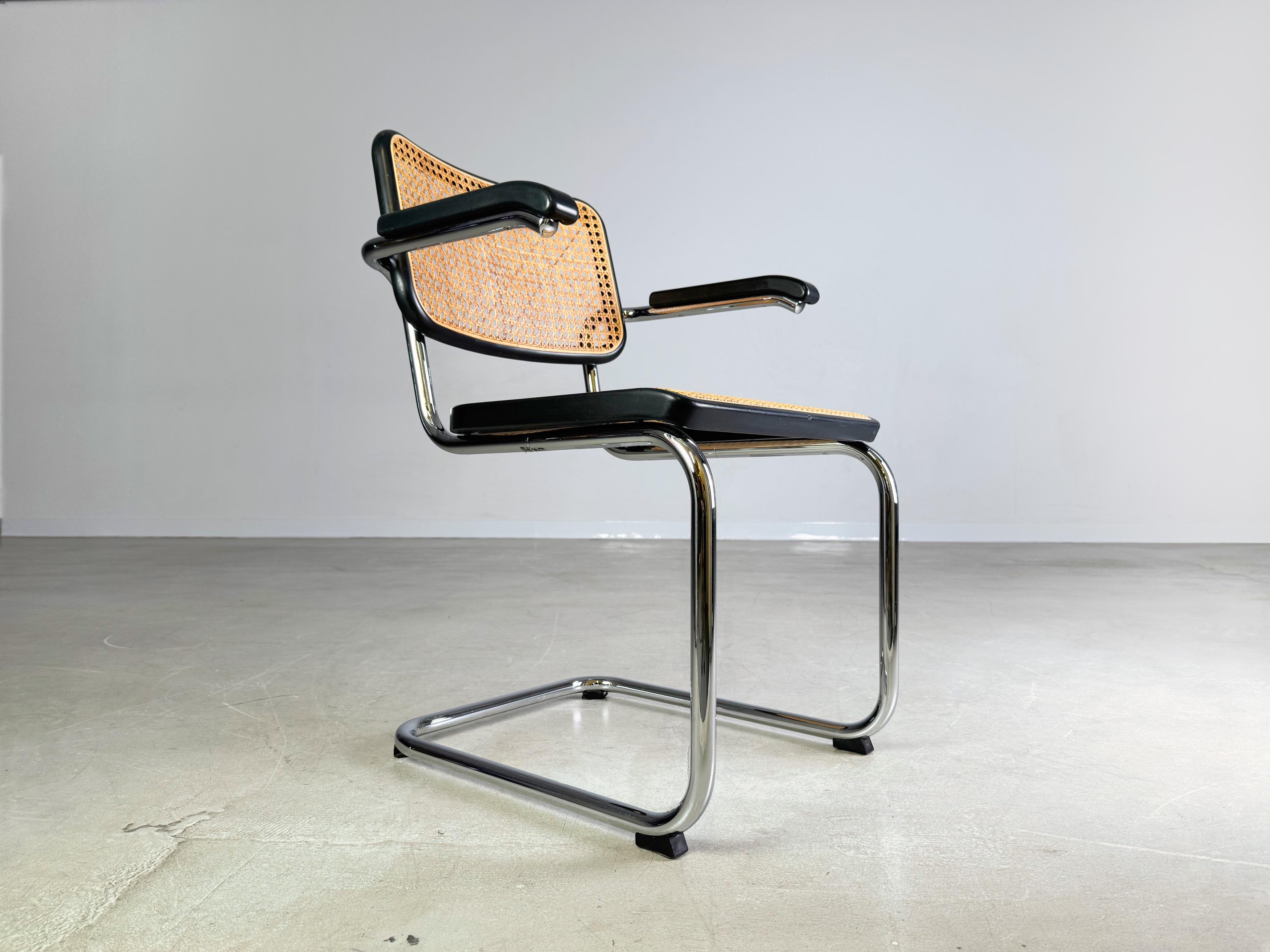 Wir bieten einen wunderschönen Thonet S64V Freischwinger mit Armlehnen zum Verkauf an. Der Stuhl wurde in den Anfängen des 20. Jahrhunderts von Marcel Breuer entworfen und gilt bis heute als absoluter Design Klassiker. Dieses Exemplar stammt aus dem