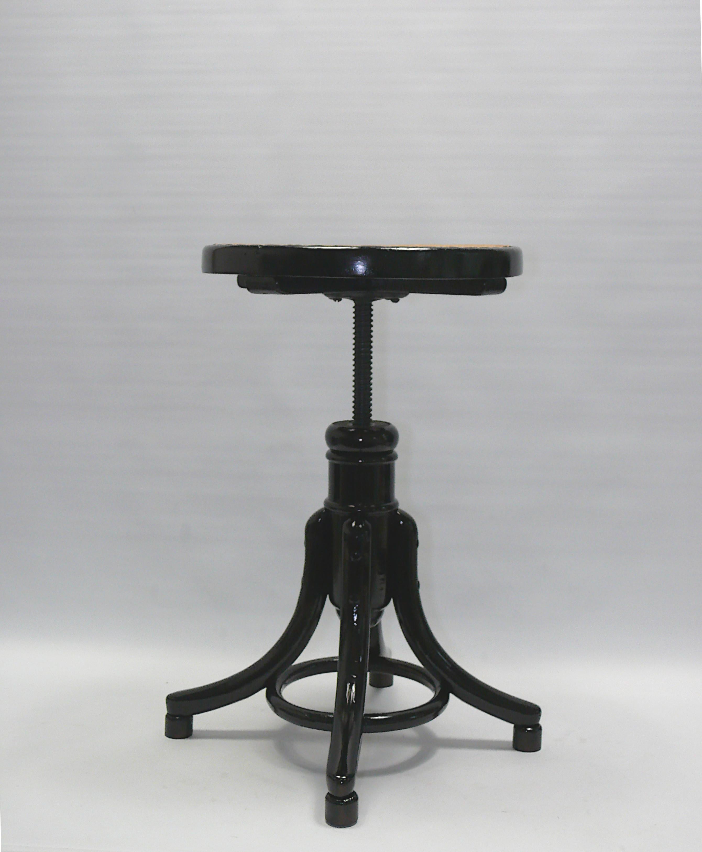 Antique Thonet bentwood piano stool, swivel stool

Black piano stool from the traditional company Gebrüder Thonet, Vienna from the beginning of the 20th century. 
  
Discover the charm and elegance of this antique Thonet piano stool made of