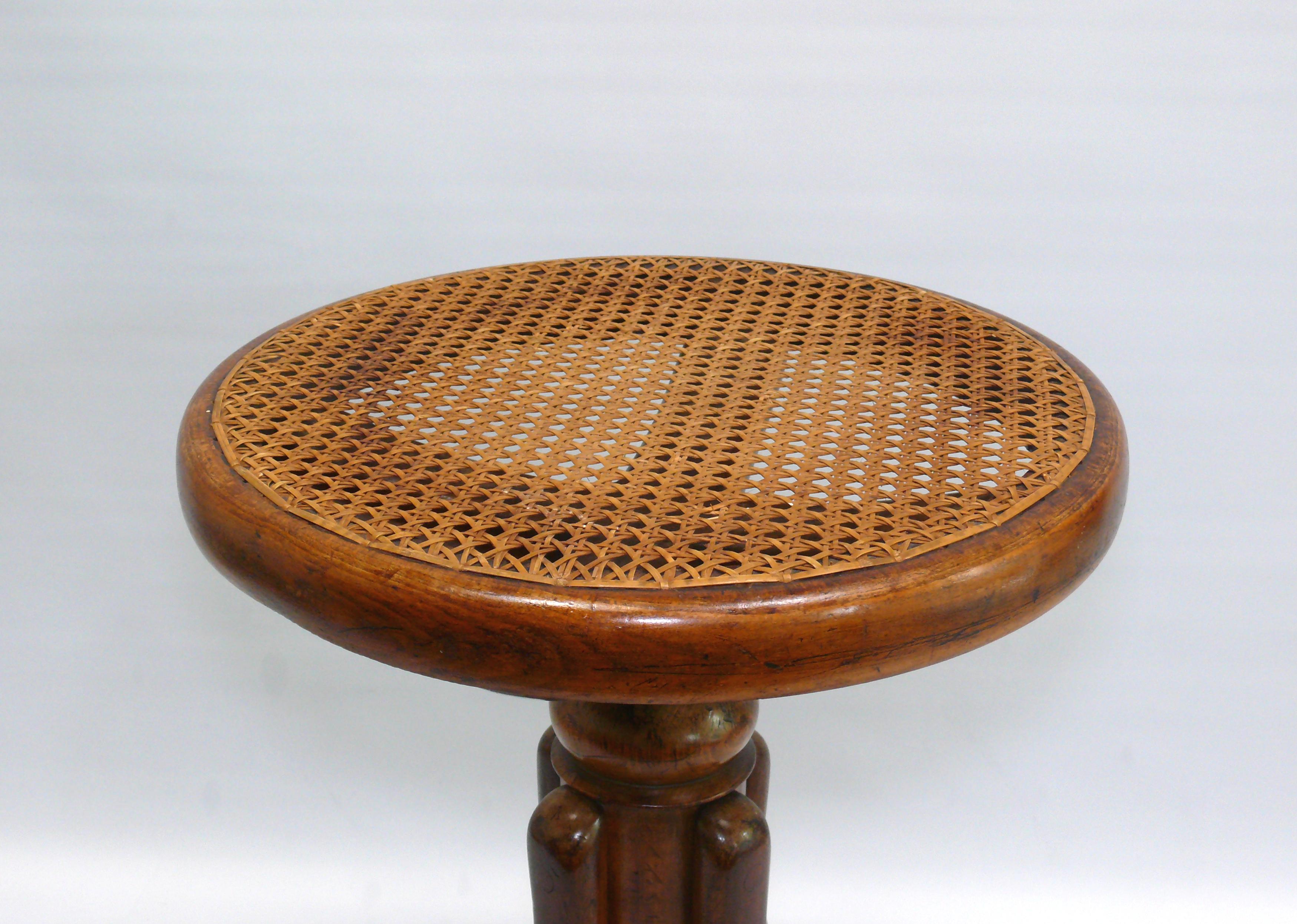 
Collector's item: Original Thonet piano stool No.1 with beautiful patina and hand-woven Viennese braid from the end of the 19th century. A swivel stool from the traditional company Gebrüder Thonet, Vienna - Austria.
The piano stool is made of beech
