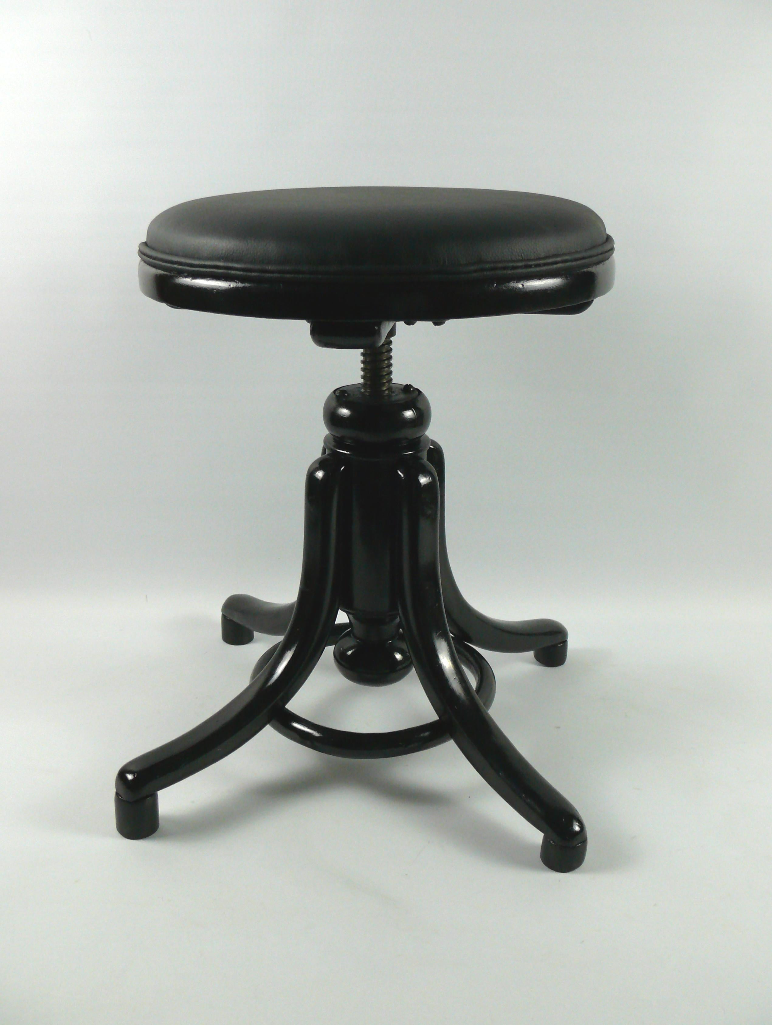 Restored piano stool / swivel stool by Gebrüder Thonet. The piano stool is made of beech wood and has four steam-bent feet with a bentwood ring for stability. The stool can be adjusted in height from 43 cm to approx. 63 cm. The spindle runs fine.