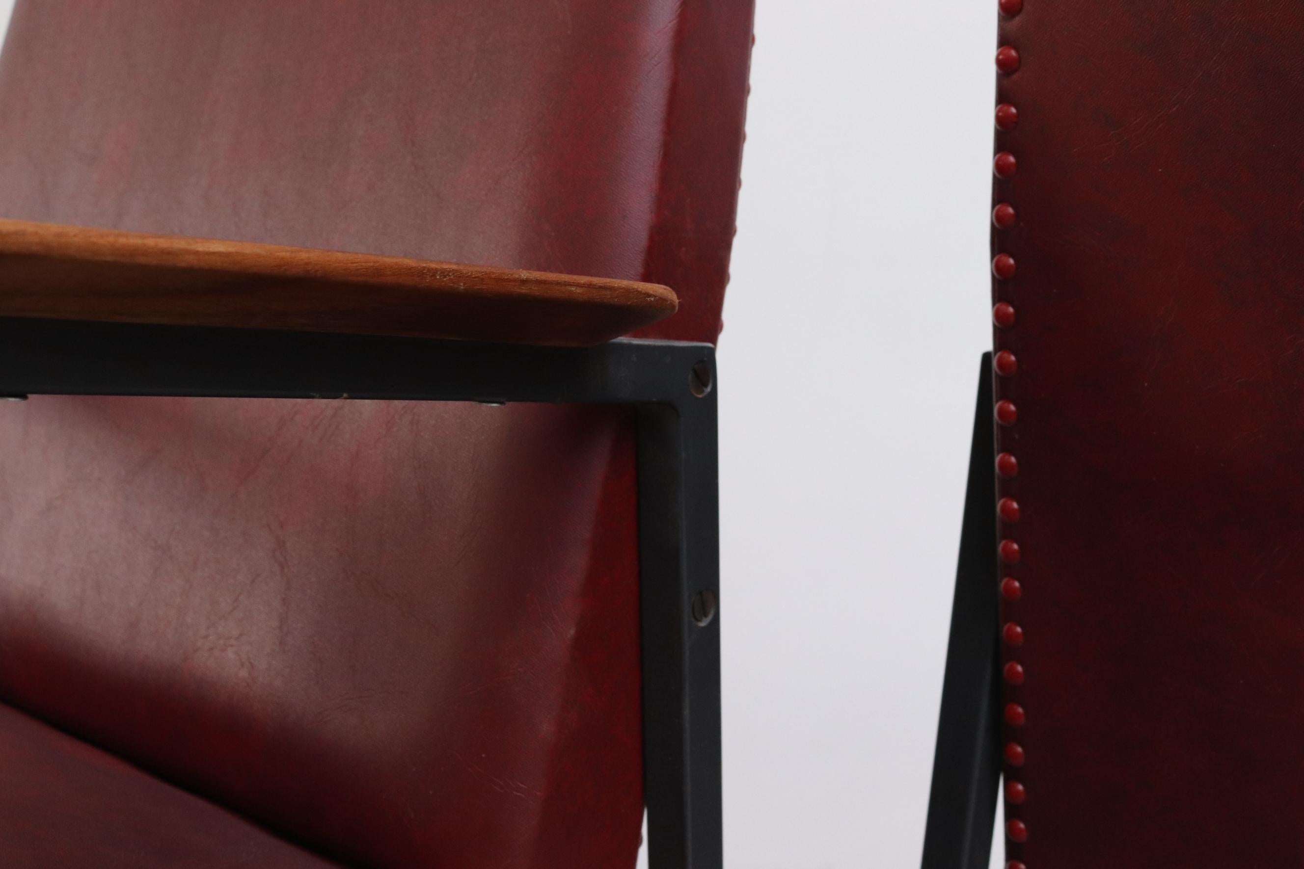 Original Tijsselling-Sessel mit burgunderroter Skai-Polsterung und Armlehnen aus Teakholz im Angebot 5