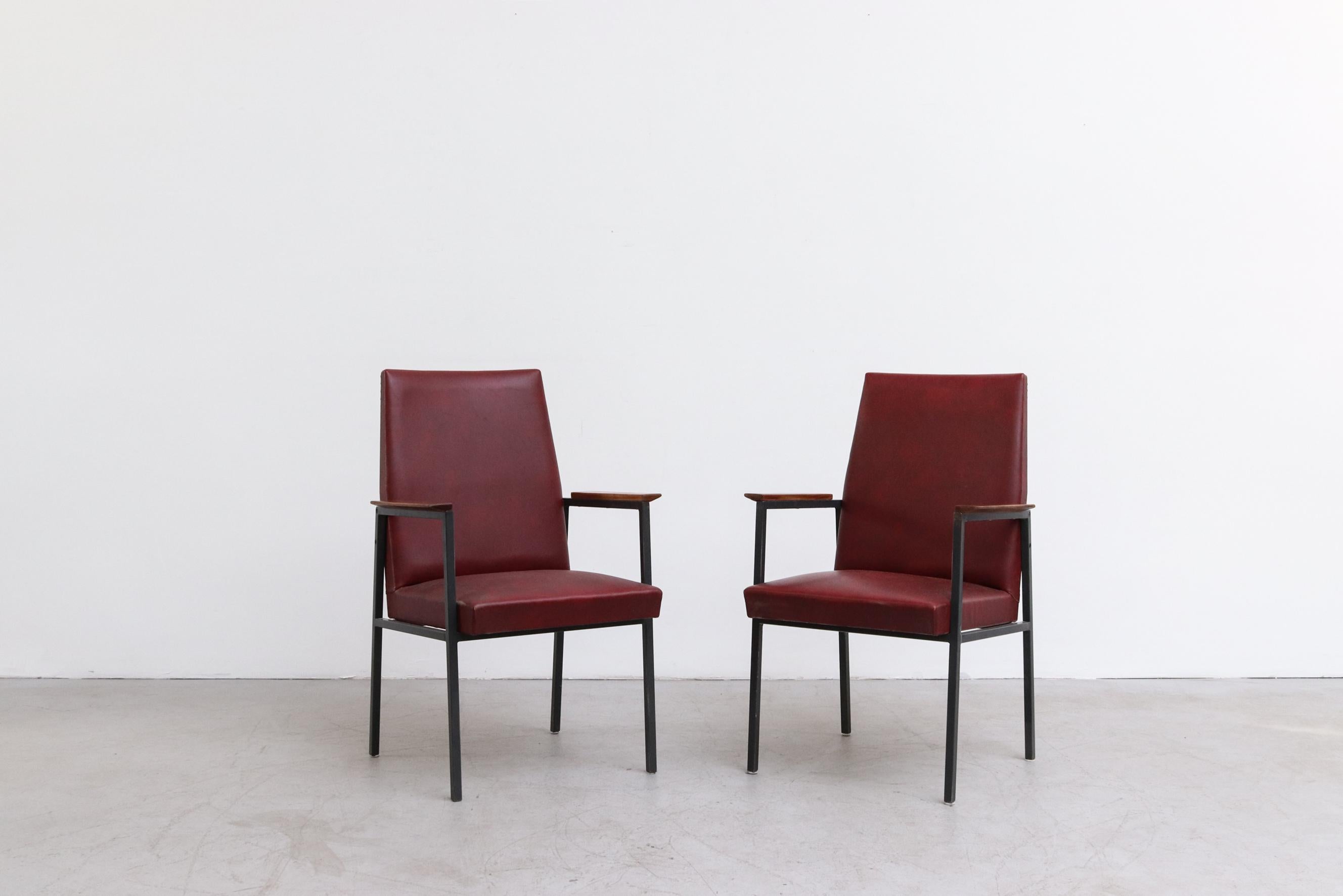 Original Tijsselling-Sessel mit burgunderroter Skai-Polsterung und Armlehnen aus Teakholz (Moderne der Mitte des Jahrhunderts) im Angebot