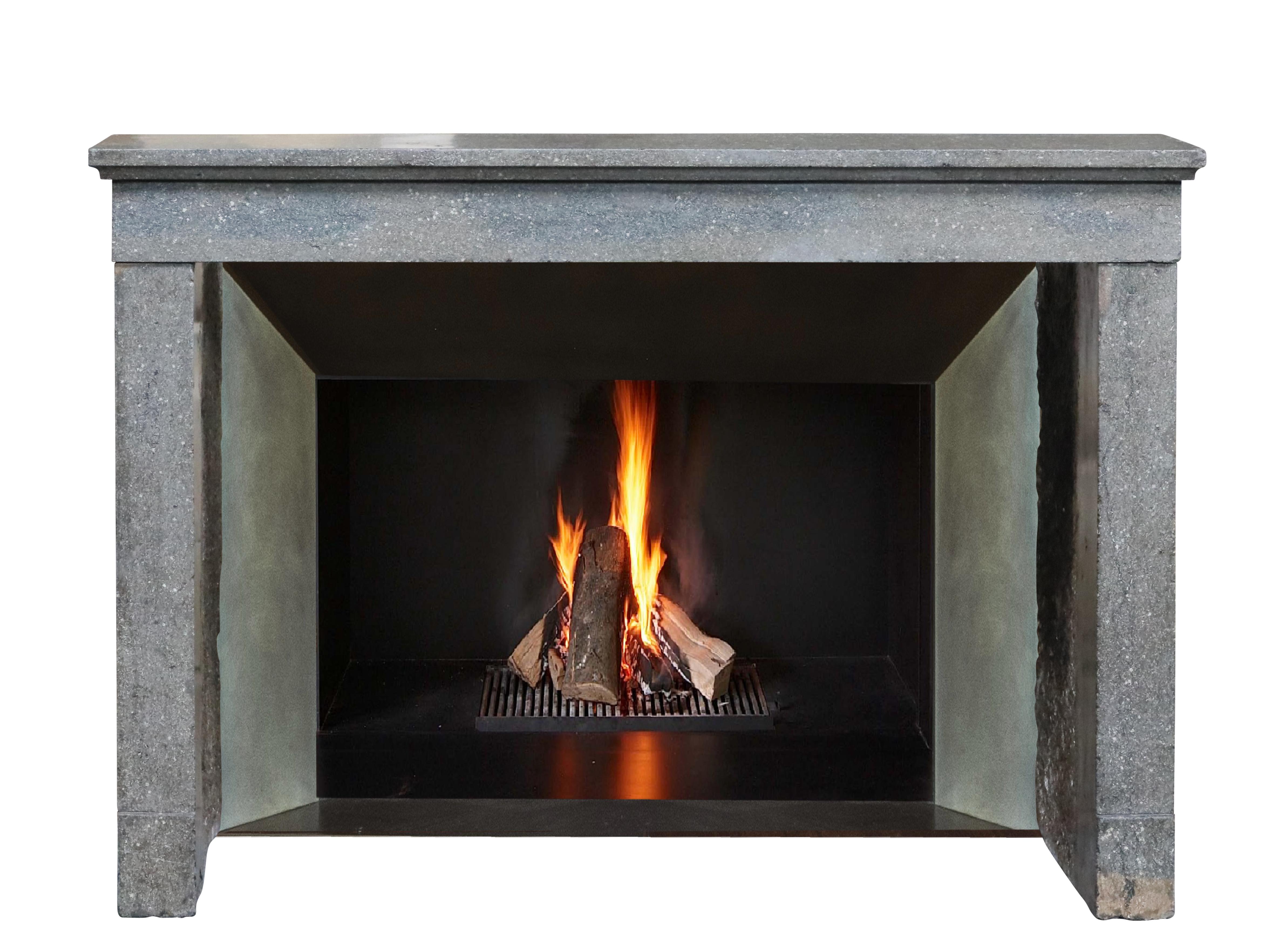 Original Timeless French Antique Fireplace Surround in Stone (Poliert) im Angebot