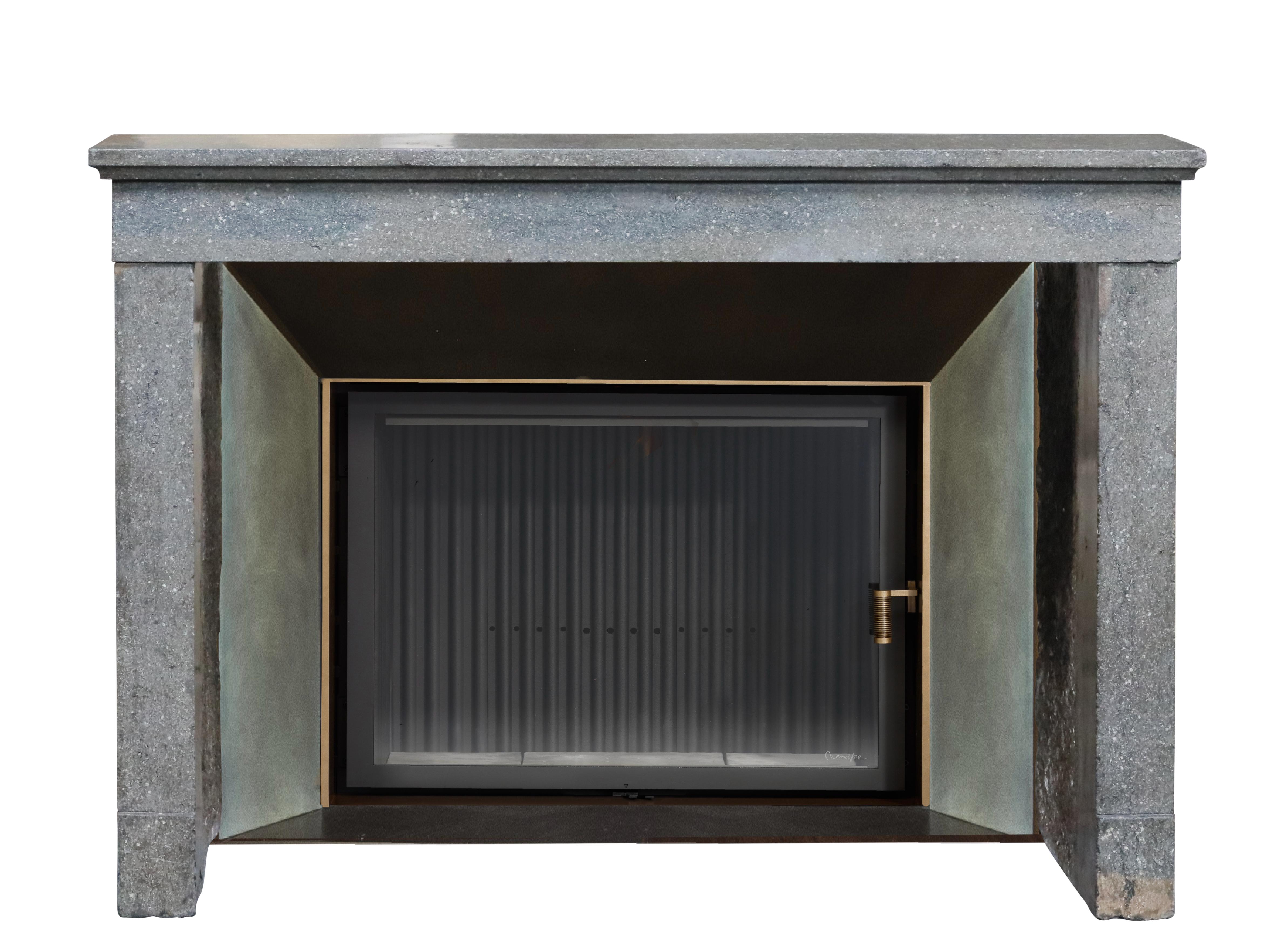 Original Timeless French Antique Fireplace Surround in Stone im Zustand „Gut“ im Angebot in Beervelde, BE