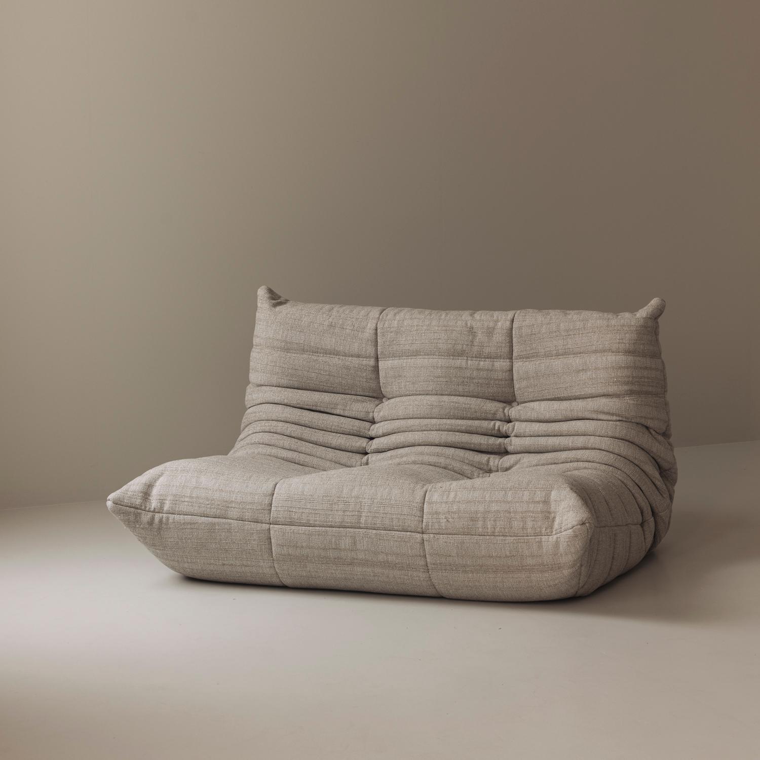 Véritable classique du design, le canapé deux places Togo a été conçu par Michel Ducaroy pour Ligne Roset dans les années 1960 et reste l'une des pièces les plus reconnaissables du design mobilier du XXe siècle. Fabriqué entièrement en mousse pour