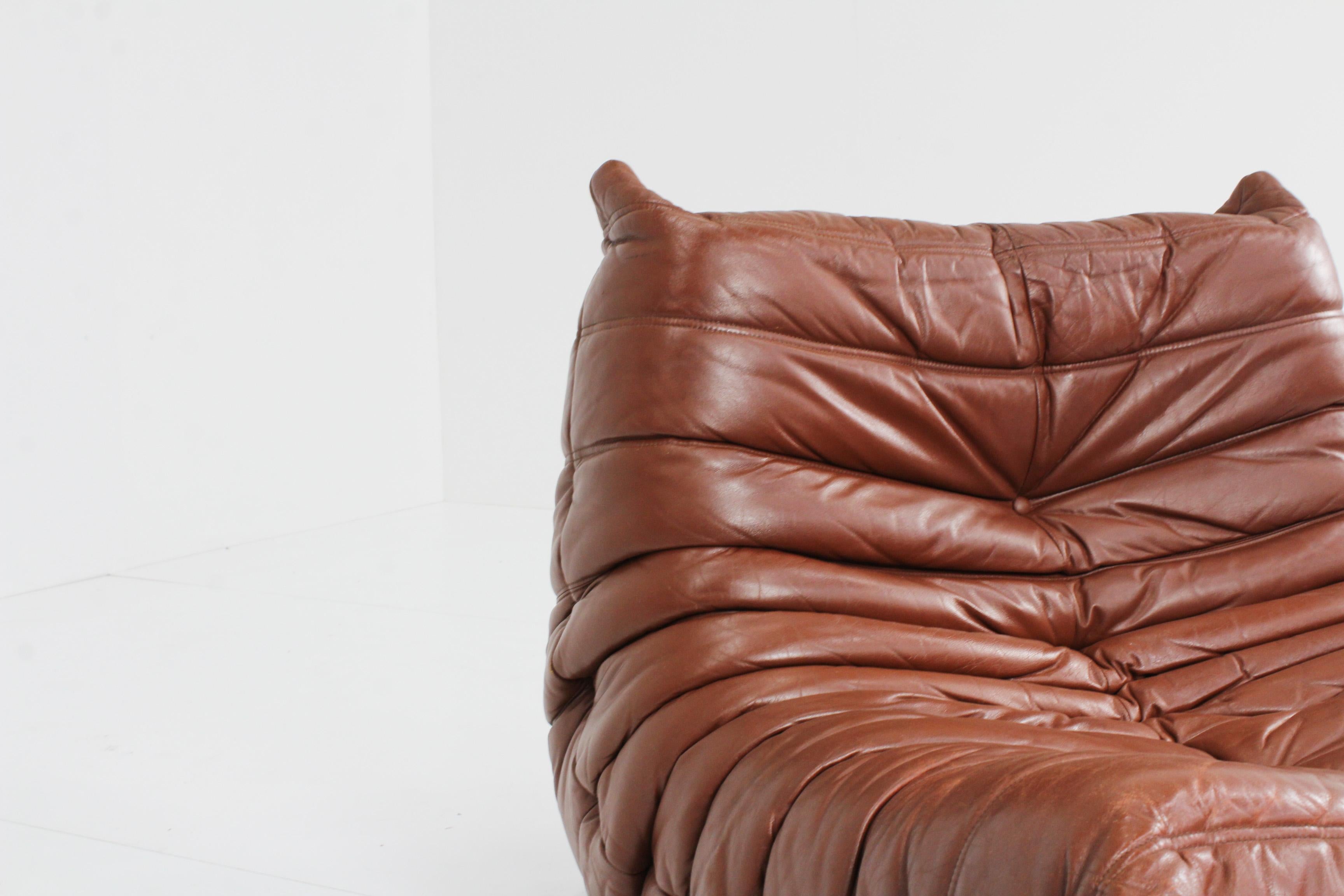 Togo ligne Roset fireside chair, this is an original piece from the early 90s in its orginal cognac leather. Very rare find. Designed by Michel Ducaroy's for Ligne Roset.


This togo is rich patinated has its original cognac leather.