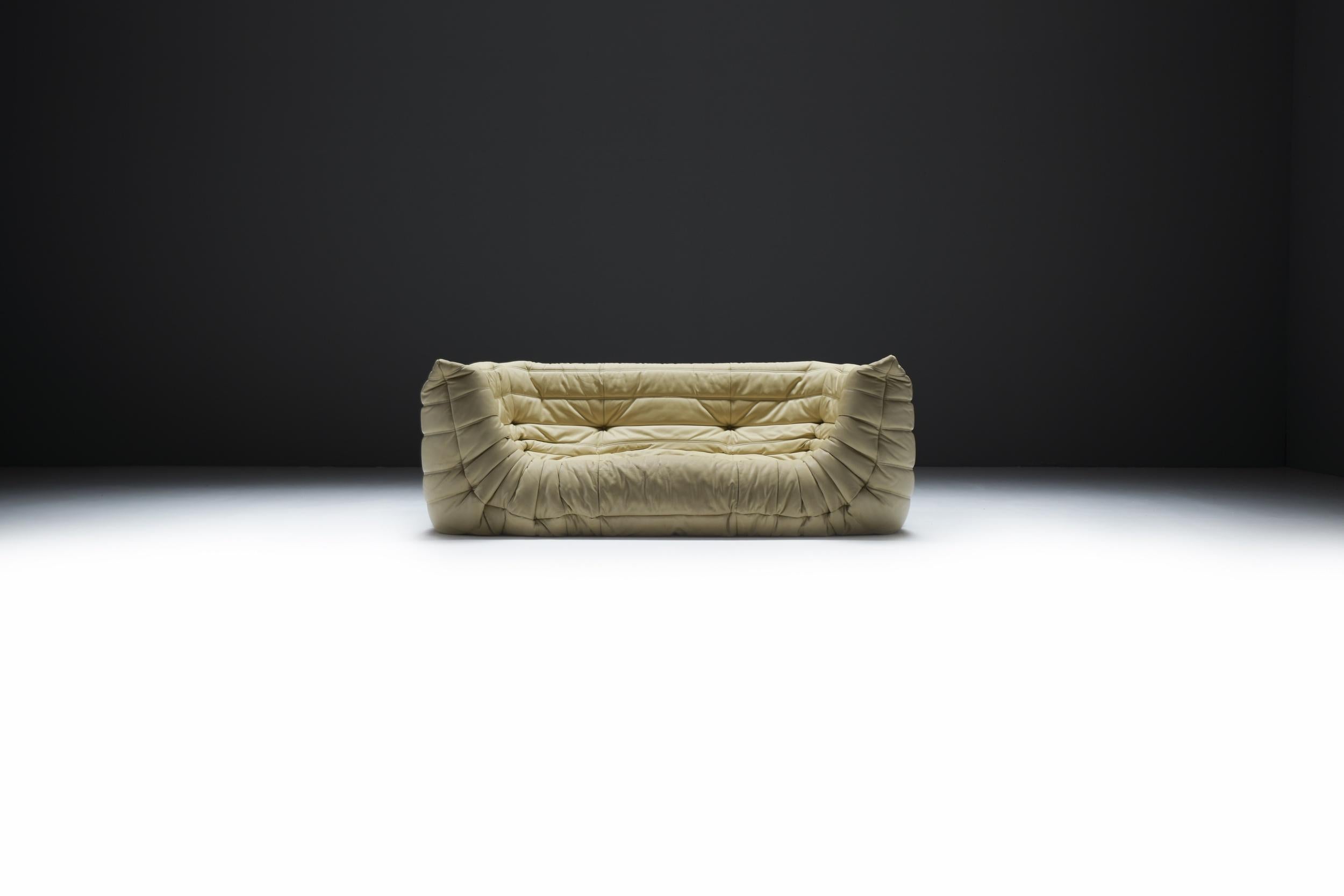 Michel Ducaroy pour Ligne Roset - Canapé moyen Togo, 2007
Superbe canapé en cuir avec accoudoirs à la forme matelassée emblématique

Conçu en 1973 par Michel Ducaroy pour Ligne Roset, le Togo est l'un des sièges les plus reconnaissables du XXe