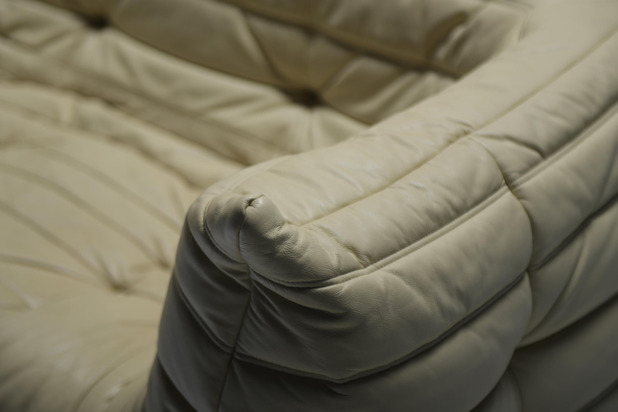 Français Original Togo Medium Settee en cuir beige 2007 - Michel Ducaroy - Ligne Roset en vente