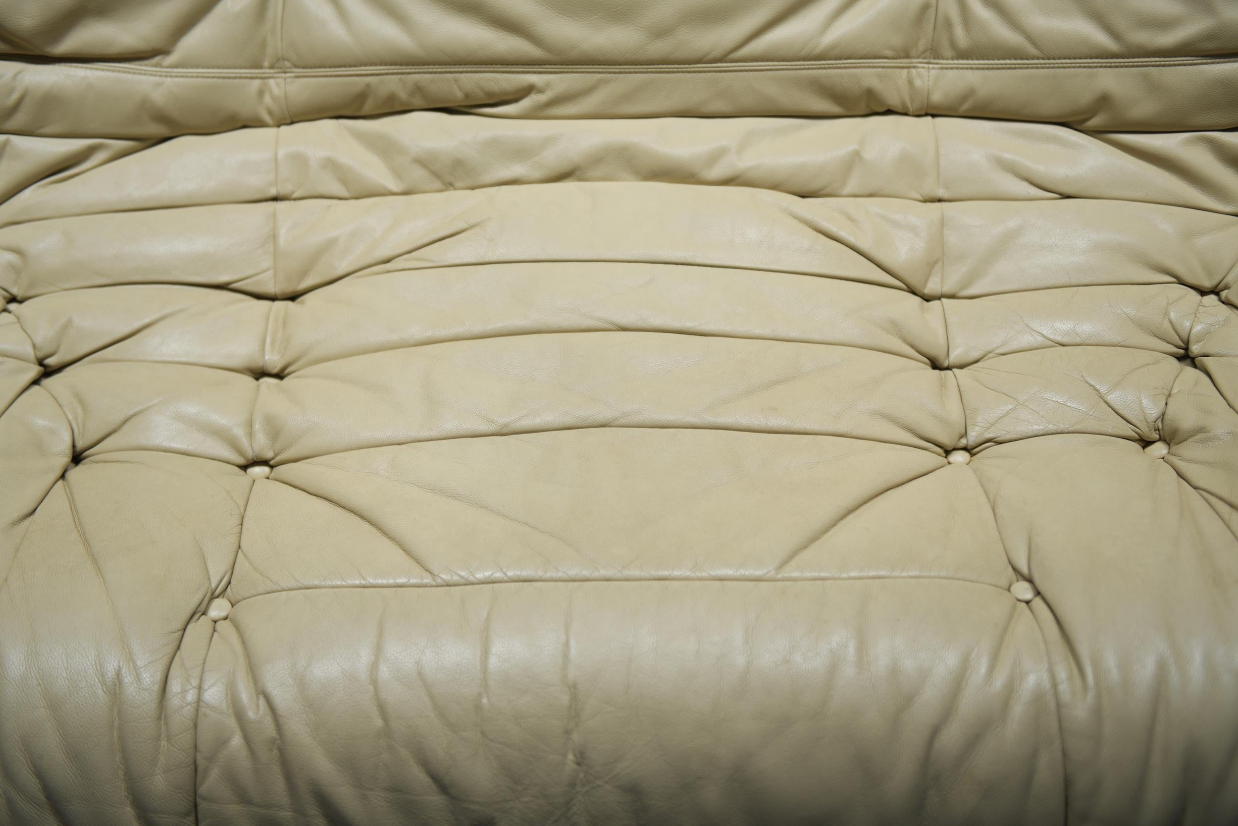 20ième siècle Original Togo Medium Settee en cuir beige 2007 - Michel Ducaroy - Ligne Roset en vente