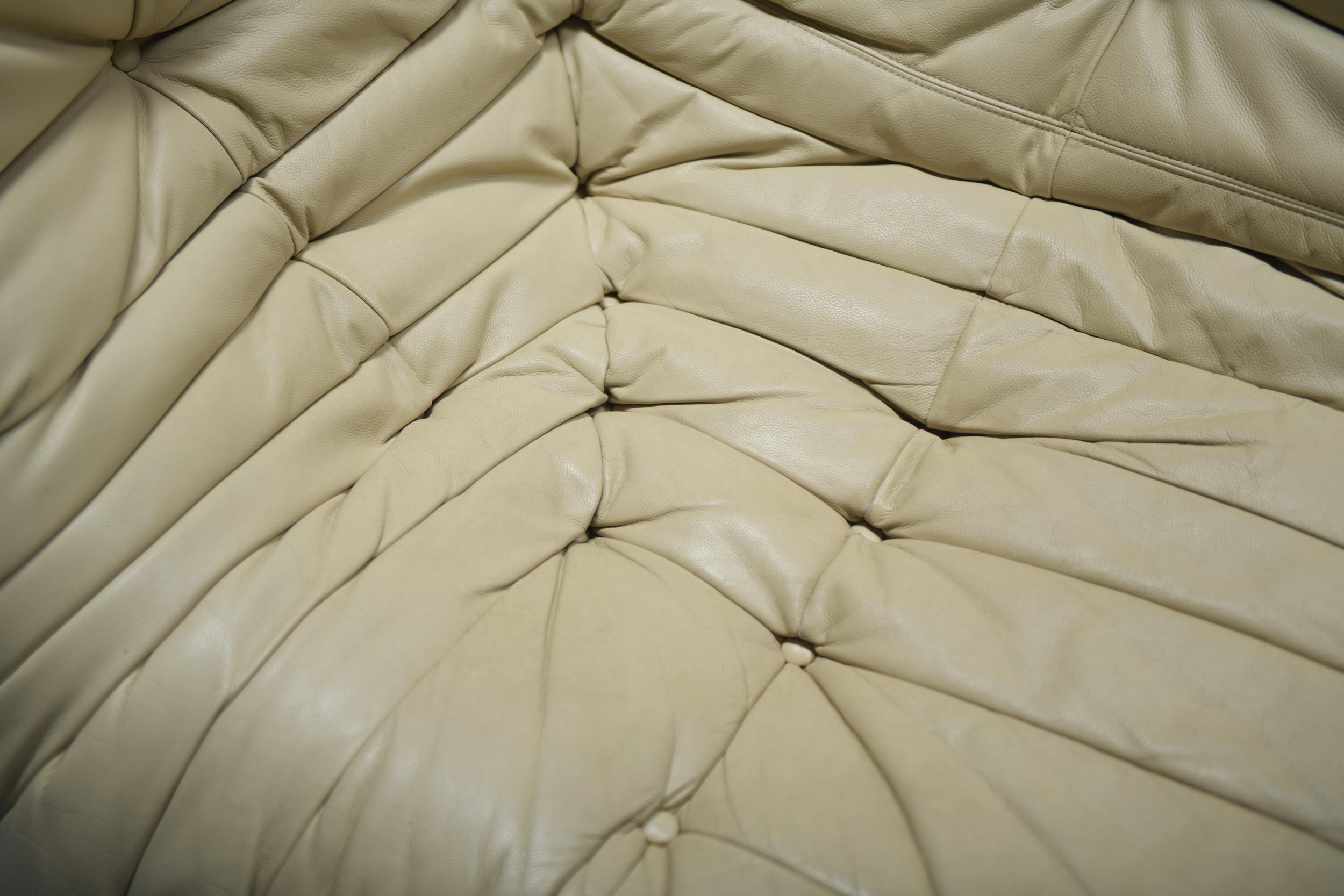 Cuir Original Togo Medium Settee en cuir beige 2007 - Michel Ducaroy - Ligne Roset en vente