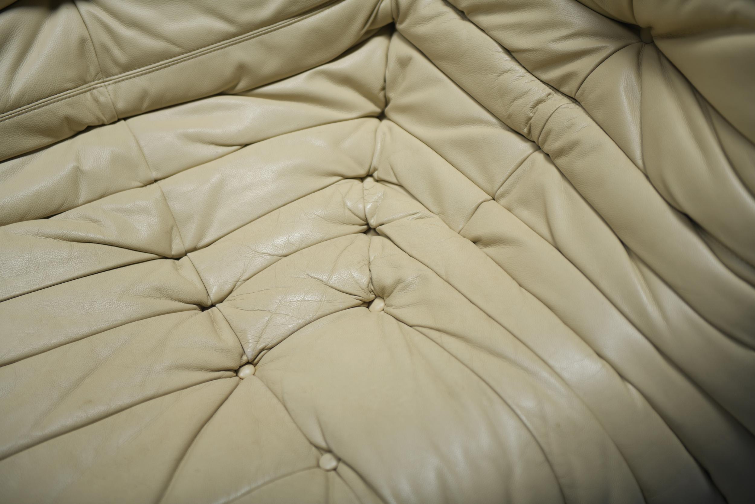Original Togo Medium Settee en cuir beige 2007 - Michel Ducaroy - Ligne Roset en vente 1