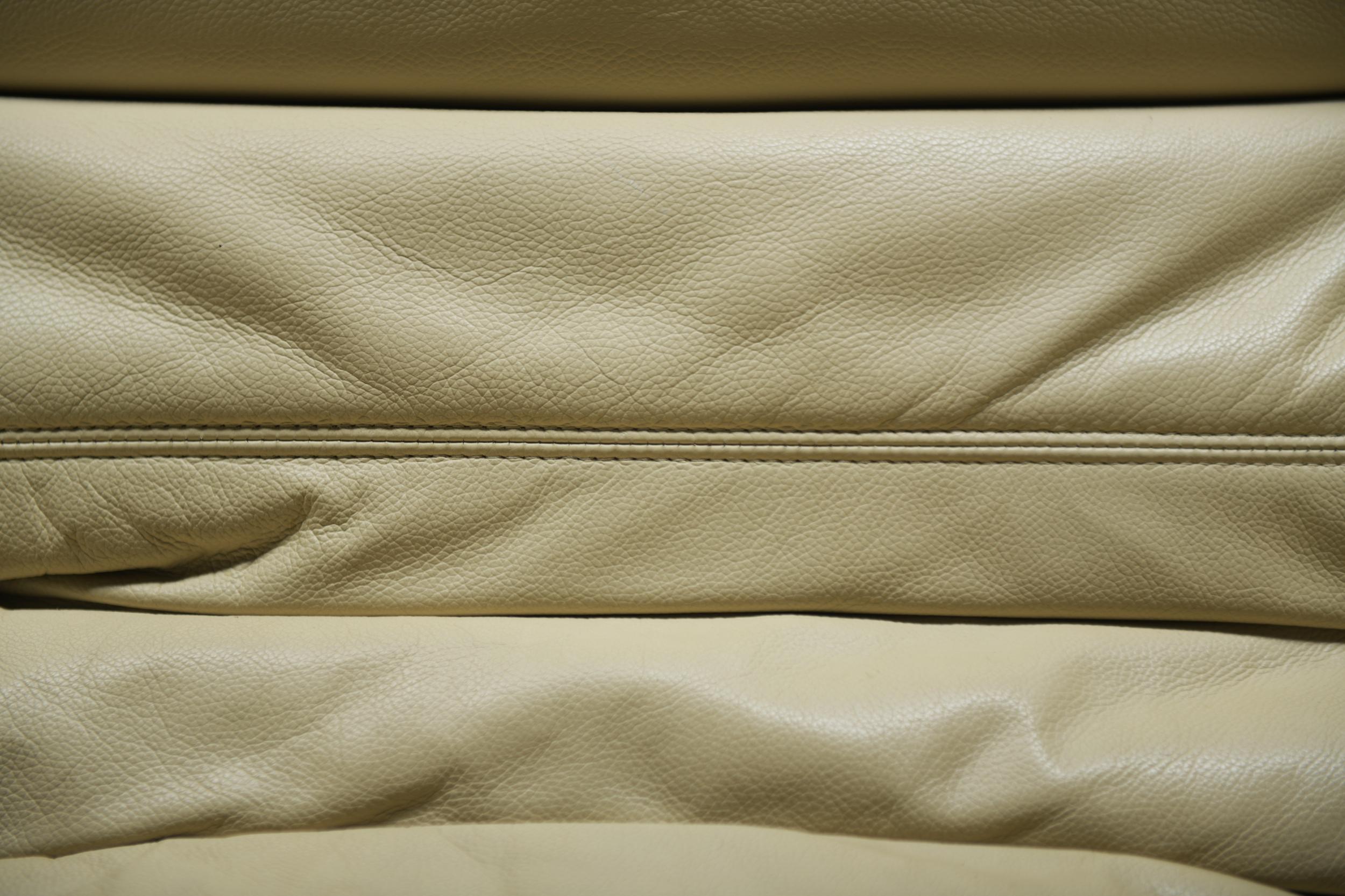 Original Togo Medium Settee en cuir beige 2007 - Michel Ducaroy - Ligne Roset en vente 2