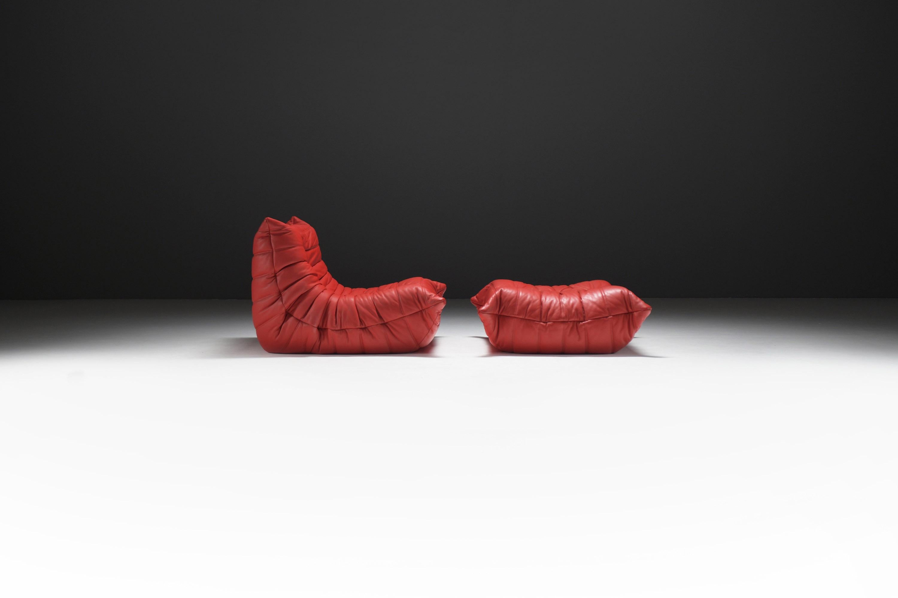 Mid-Century Modern Togo & poof (2007) en cuir rouge de Michel Ducaroy pour Ligne Roset en vente