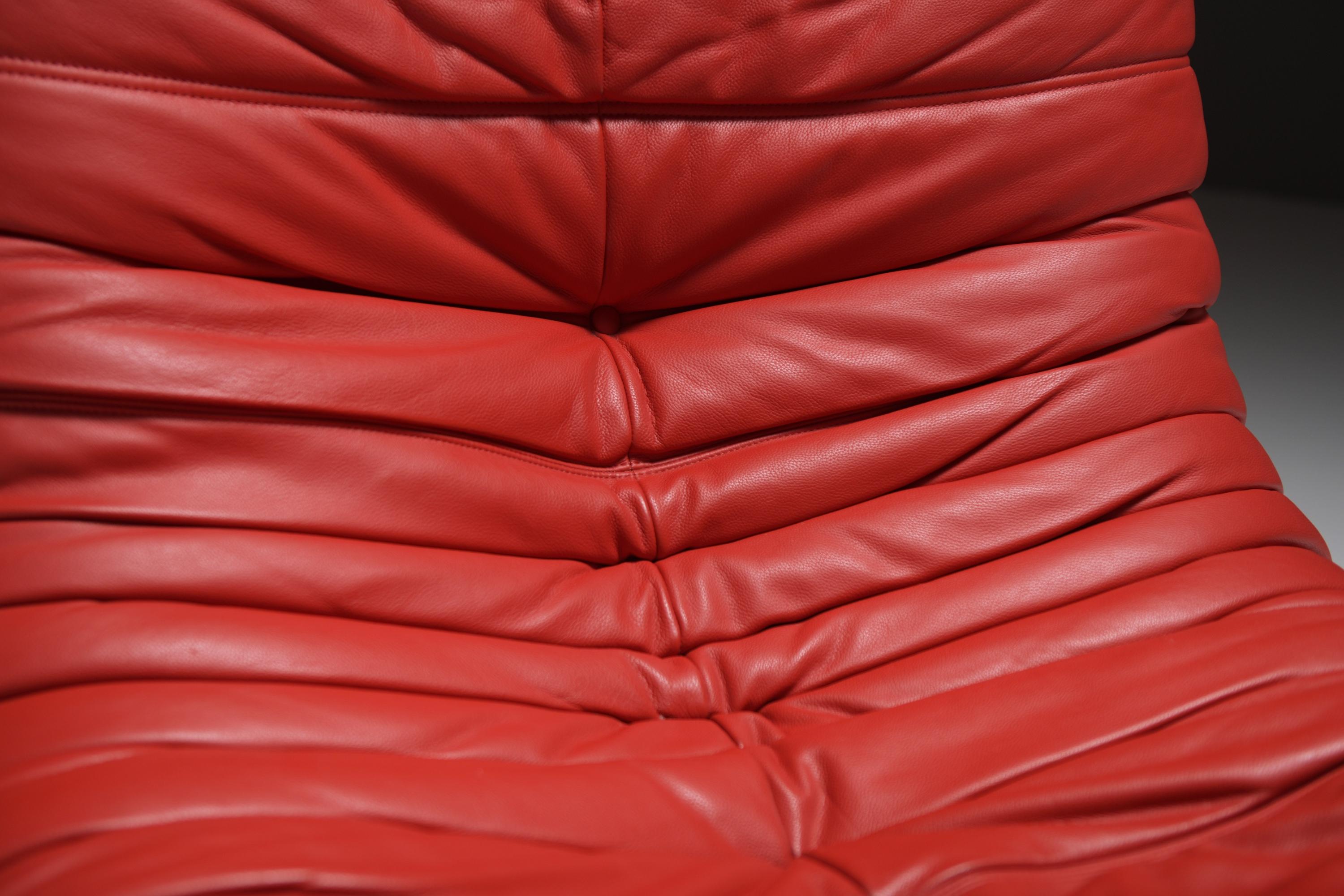 Togo & poof (2007) en cuir rouge de Michel Ducaroy pour Ligne Roset Bon état - En vente à Buggenhout, Oost-Vlaanderen