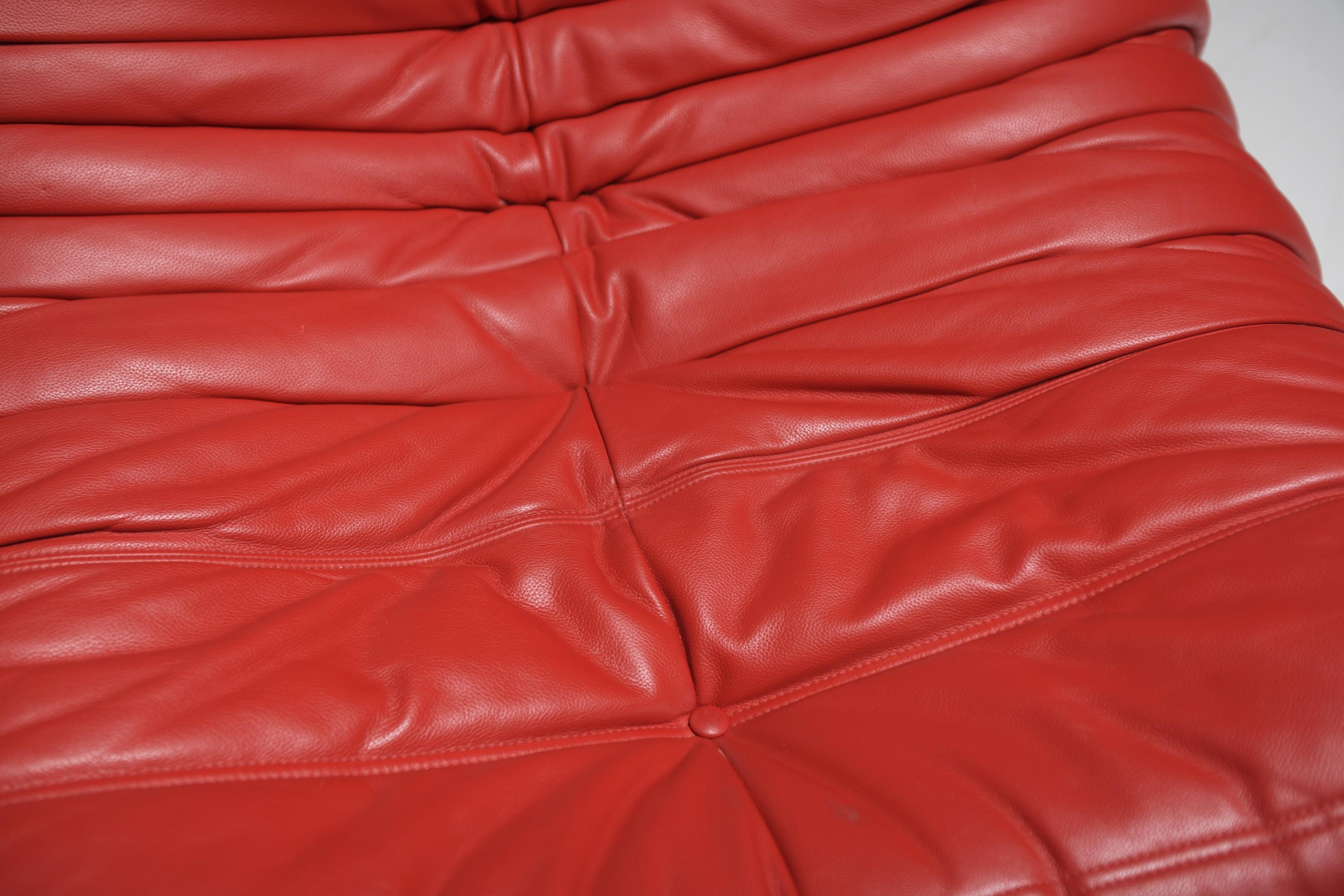 20ième siècle Togo & poof (2007) en cuir rouge de Michel Ducaroy pour Ligne Roset en vente