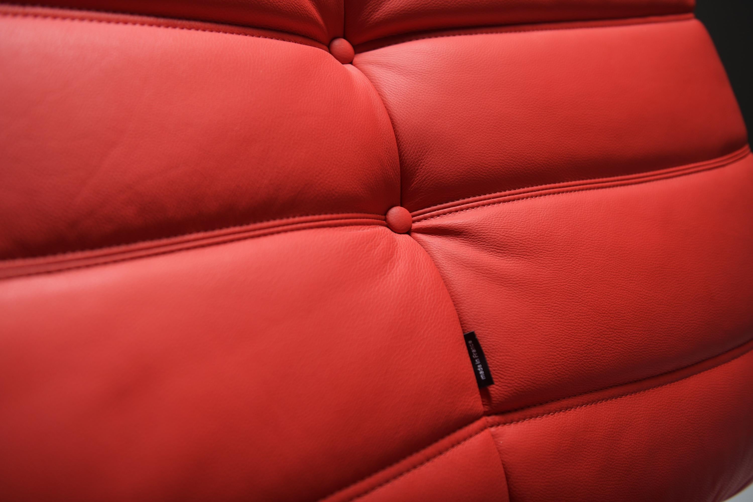 Cuir Togo & poof (2007) en cuir rouge de Michel Ducaroy pour Ligne Roset en vente