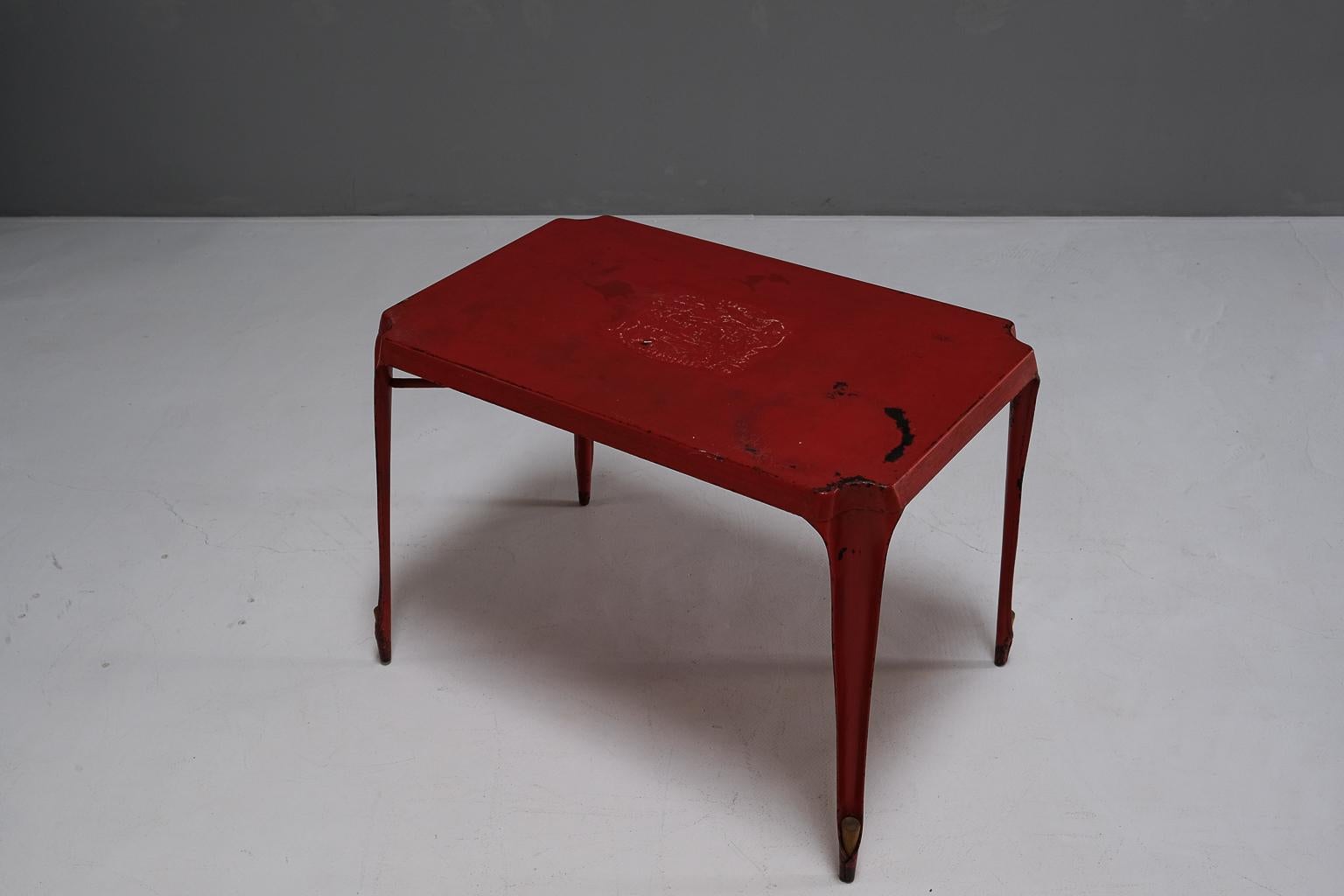 Original französischer Esstisch von Xavier Pauchard für Tolix. Dieses seltene Tischmodell hat die charakteristischen runden Beine, die dem Tisch trotz seines geringen Gewichts eine außergewöhnliche Stabilität verleihen. 

Der Tisch ist liebevoll