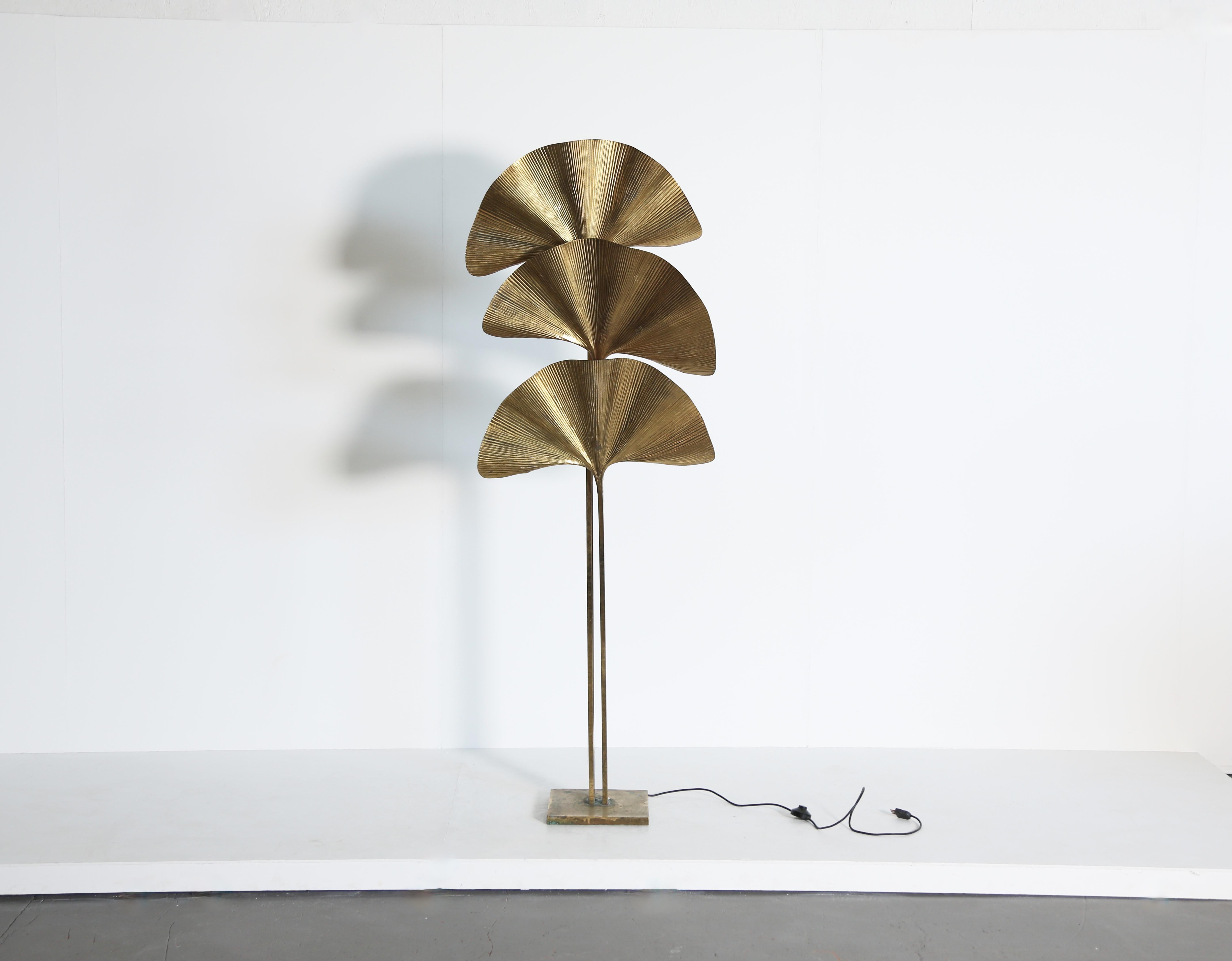 Lampadaire Ginkgo en laiton de Tommaso Barbi, Italie, années 1970. Laiton patiné. Bon état d'origine avec quelques signes d'âge et d'utilisation.  Nécessite un recâblage local avant l'utilisation.  Expédition dans le monde entier.