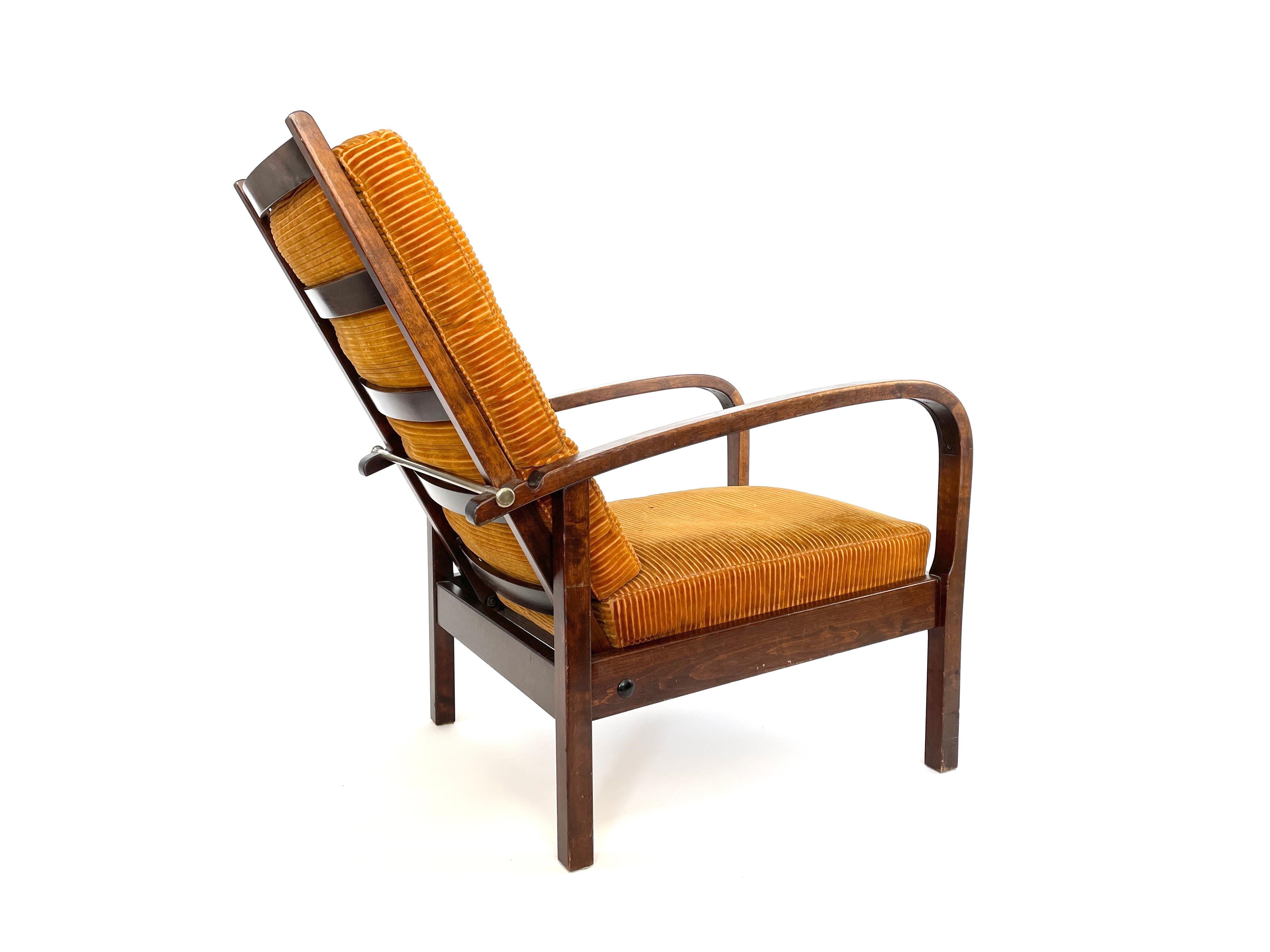 Cette chaise Torni originale du visionnaire Einari Kyöstilä a été fabriquée exclusivement pour l'emblématique hôtel Torni Helsinki en 1930. Il est en bon état vintage avec des signes d'âge et d'utilisation. Les coussins amovibles sont dotés de leur