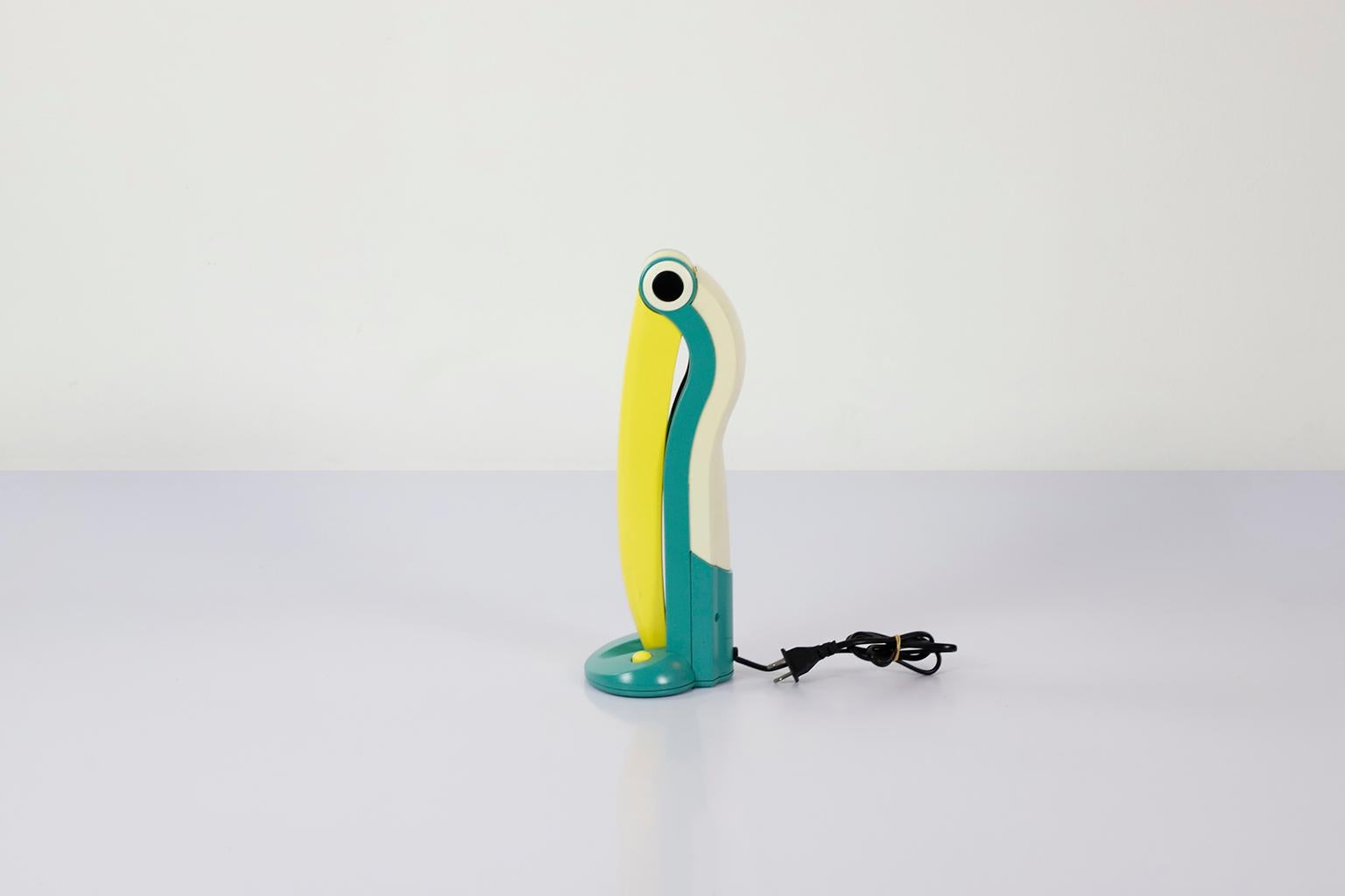 We offer this vintage table lamp in toucan form, designed by H.T Huang in the 1980s with original label in fantastic vintage conditions. The lamp works.