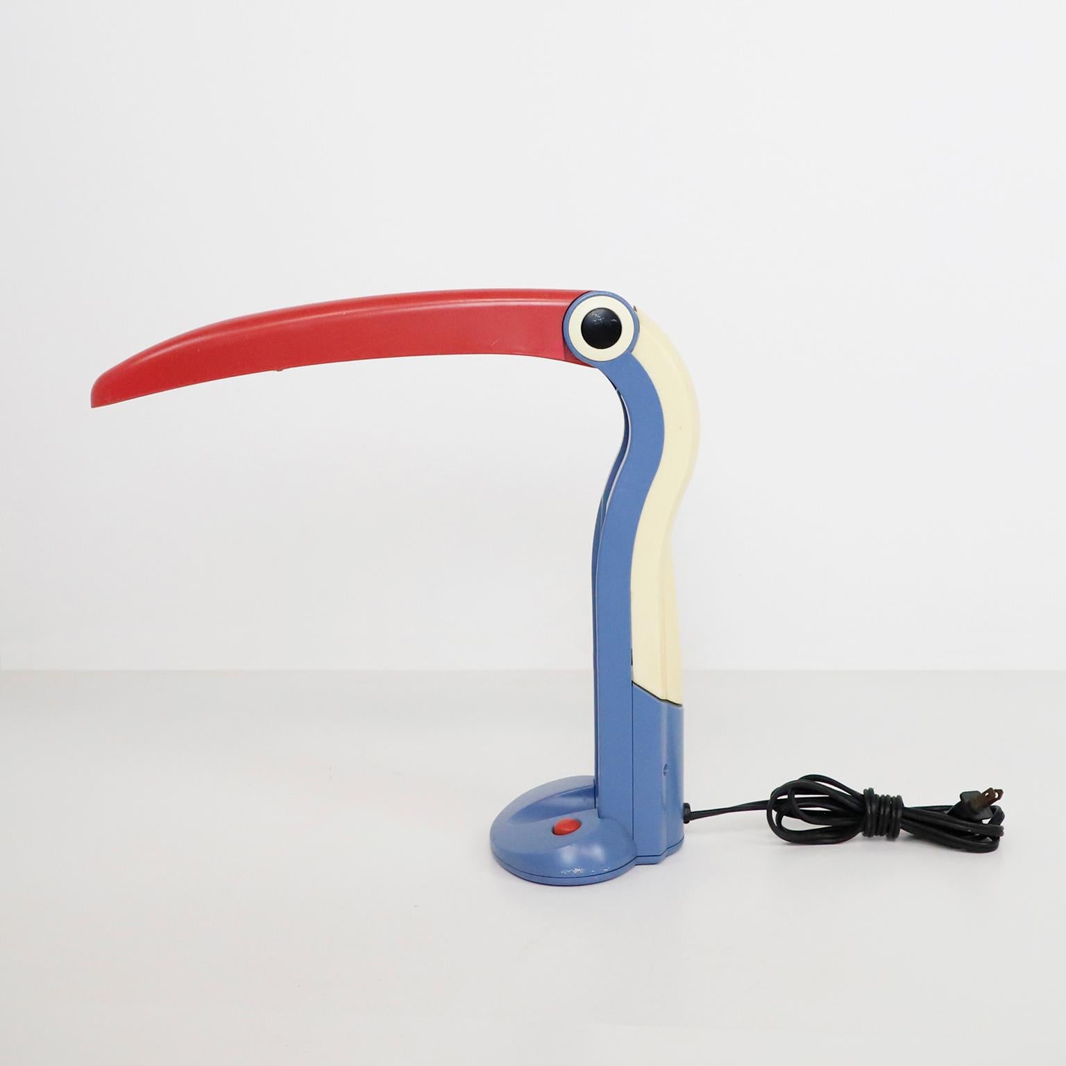We offer this vintage table lamp in toucan form, designed by H.T Huang in the 1980s with original label. The lamp works.