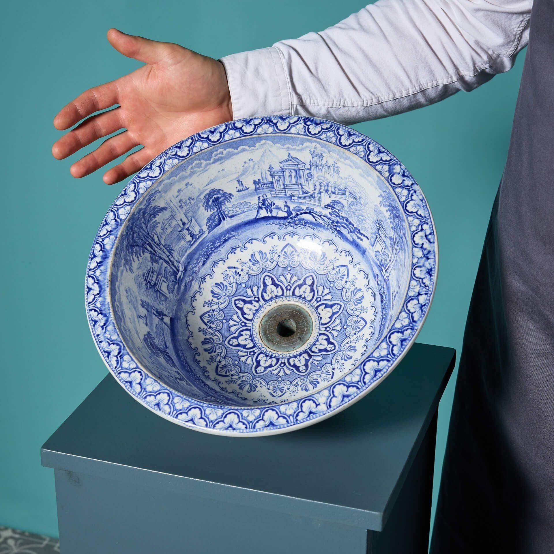 Un fregadero antiguo original del siglo XIX, impreso por transferencia y decorado con un motivo tradicional de estilo sauce en azul y blanco que representa escenas campestres de la época.

Titulado 