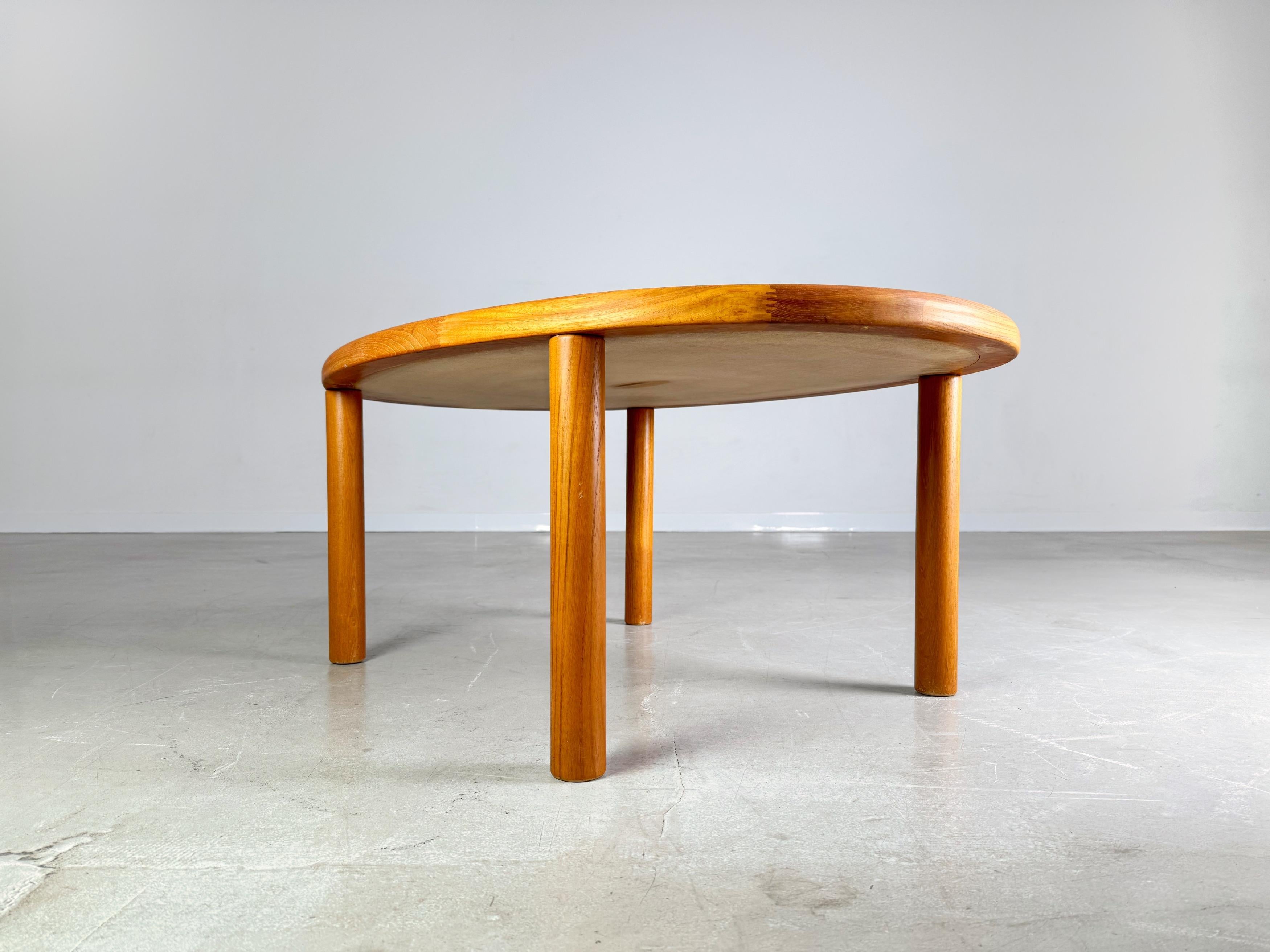 Ponemos a la venta una preciosa mesa de centro, probablemente fabricada por Haslev. El diseño es de Tue Poulsen y se caracteriza por una gran encimera de cerámica hecha a mano y un sólido armazón de teca. Aparte de las fijaciones de las patas, la