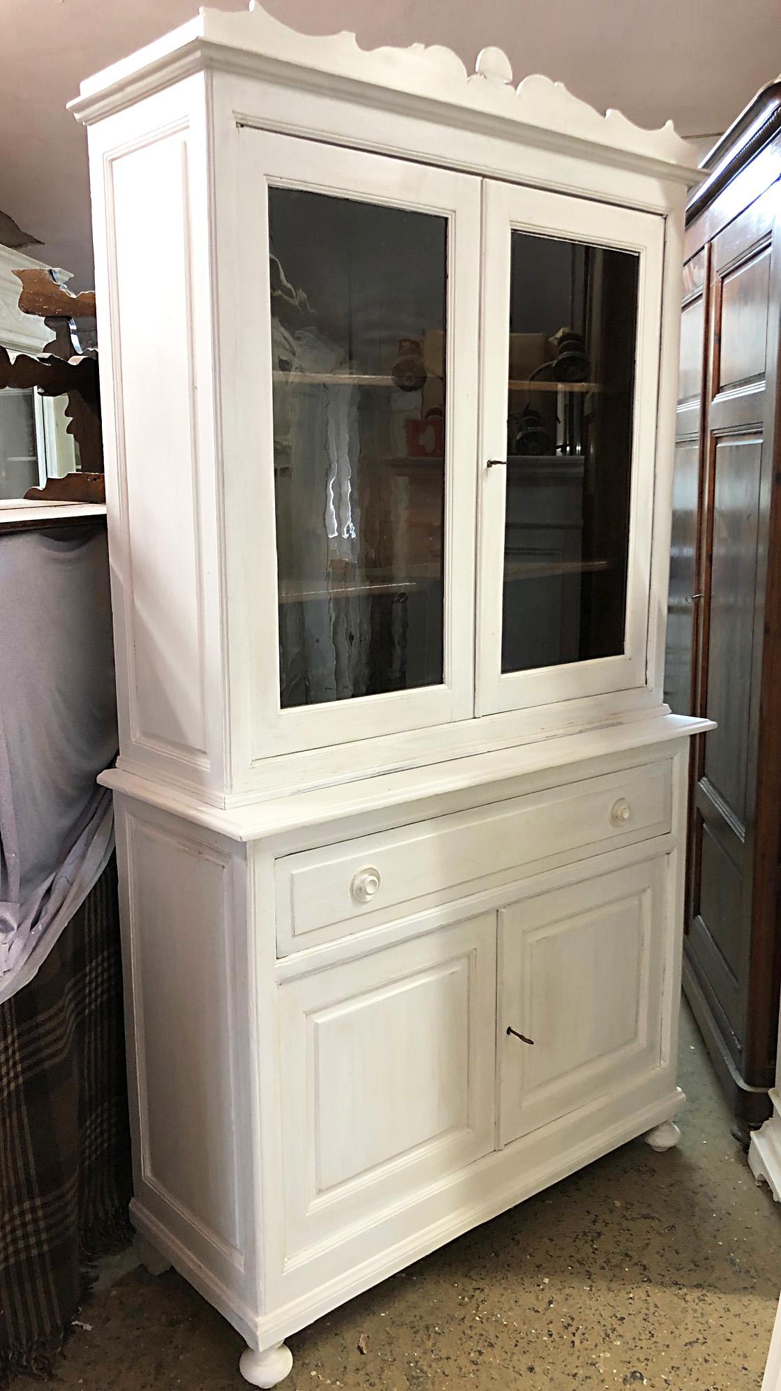 Original Tuscan showcase from 1880 in fir, shabby white color, with period glass.
Coming from a Florentine country villa.
The transport quote for the USA and Canada is customized according to the destination, make the request with zip code and