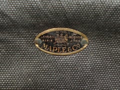 Canapé d'origine non restauré en cuir vert MAPLE & Co, estampillé Bolsters.