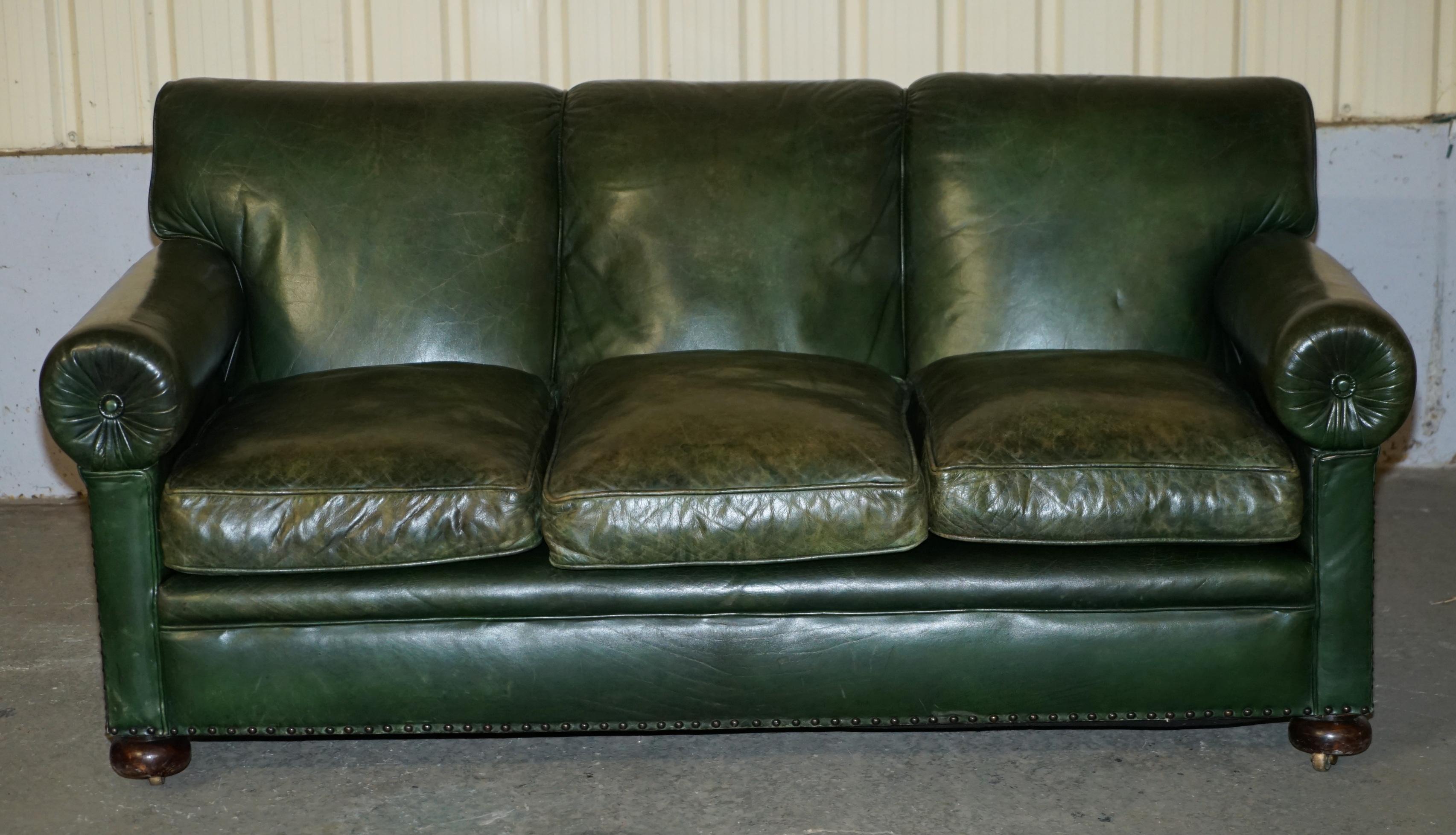 Pieno vittoriano ORIGINALE DIVANO A BRACCIO Bolsters ORIGINALE IN PELLE VERDE NON RESTAURATA DI Maple & Co. in vendita