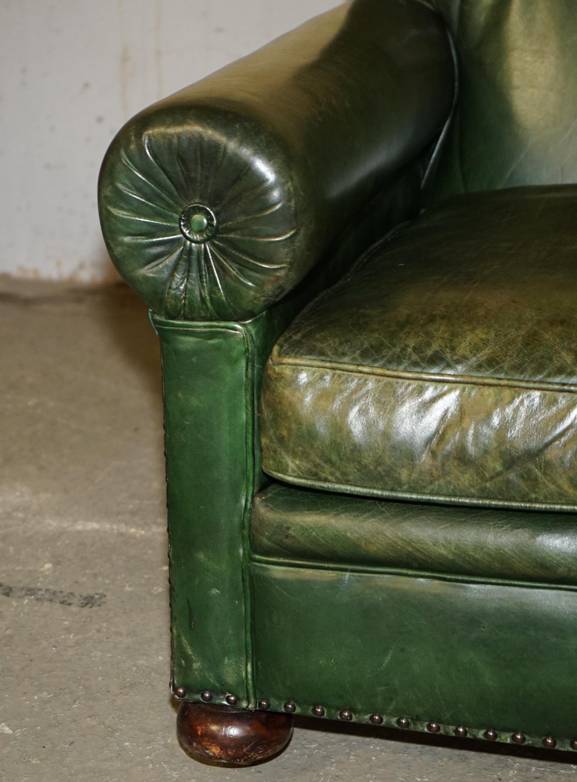 Inglese ORIGINALE DIVANO A BRACCIO Bolsters ORIGINALE IN PELLE VERDE NON RESTAURATA DI Maple & Co. in vendita