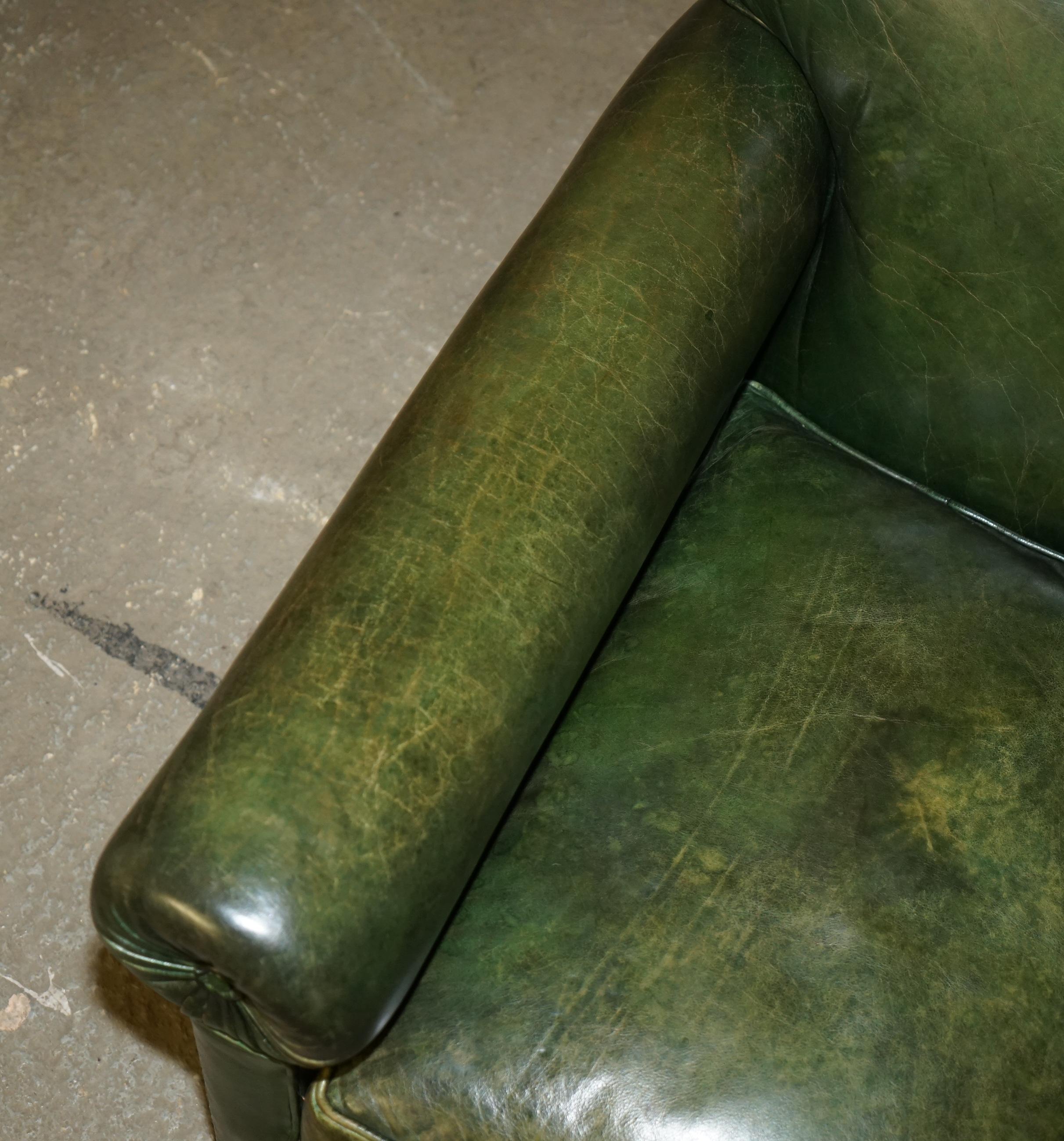 Fatto a mano ORIGINALE DIVANO A BRACCIO Bolsters ORIGINALE IN PELLE VERDE NON RESTAURATA DI Maple & Co. in vendita