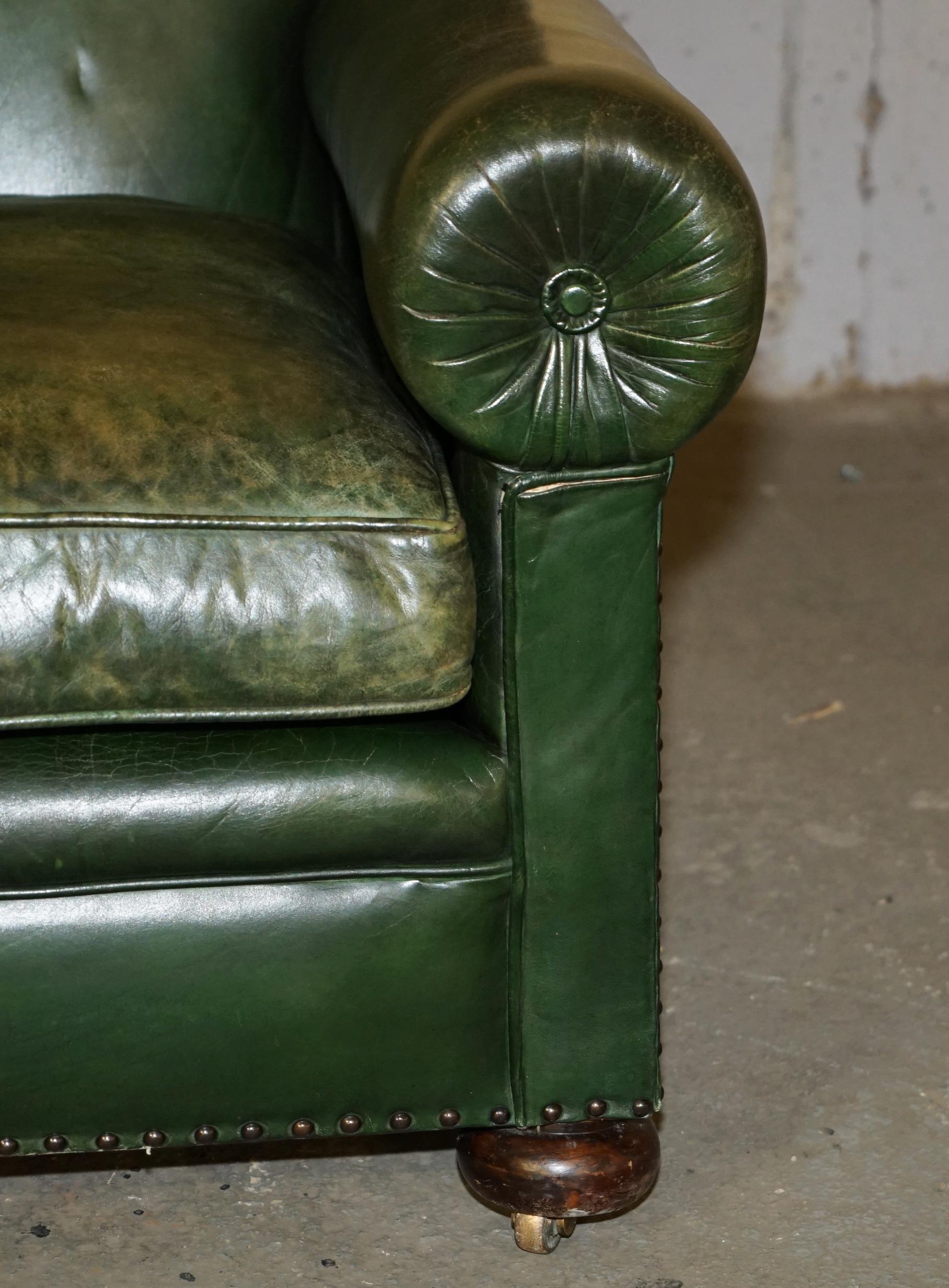 Fine XIX secolo ORIGINALE DIVANO A BRACCIO Bolsters ORIGINALE IN PELLE VERDE NON RESTAURATA DI Maple & Co. in vendita