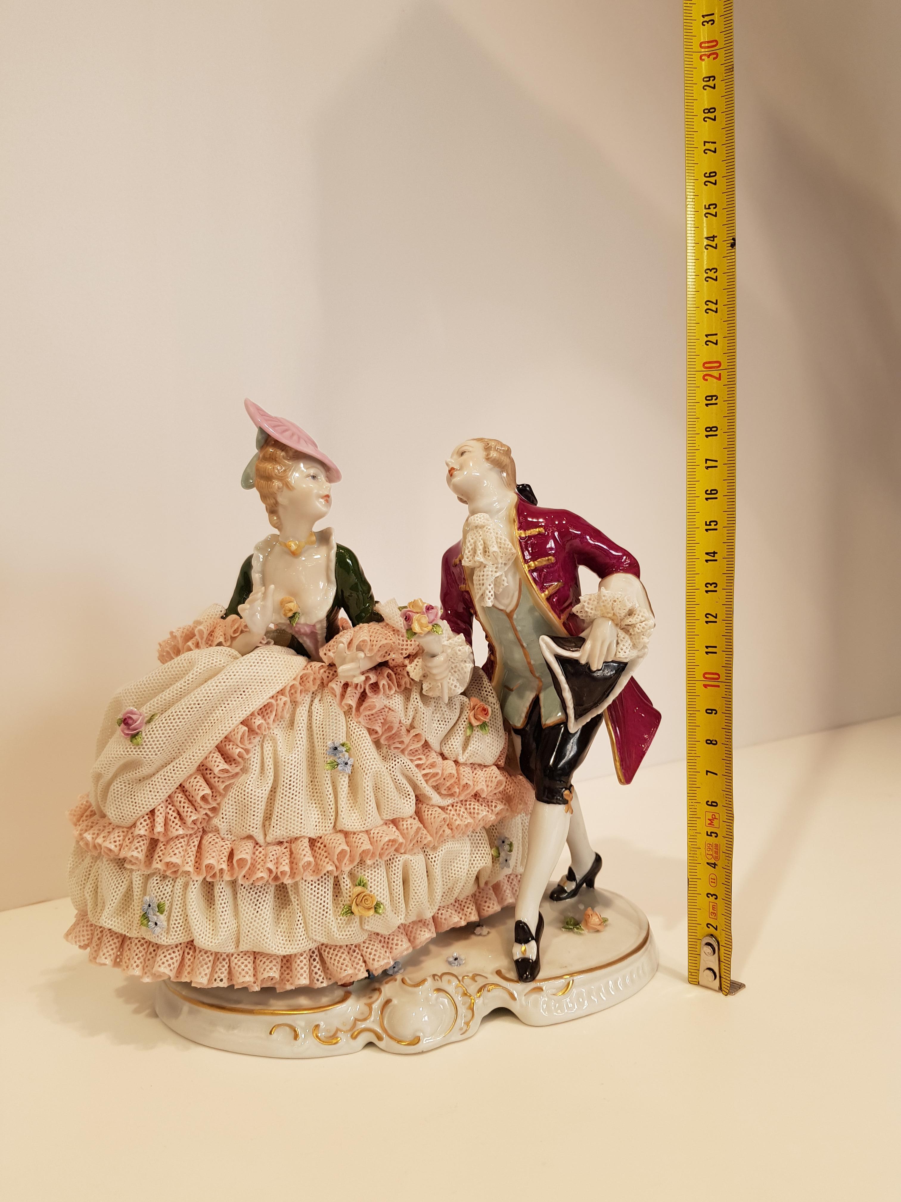 Original Unterweissbach porcelain Turingia (Germania), whose production ceased more than 50 years ago.
This Louis XVI style item is entirely finely crafted and hand decorated with the ancient techniques of the Unterweissbach artisans of the