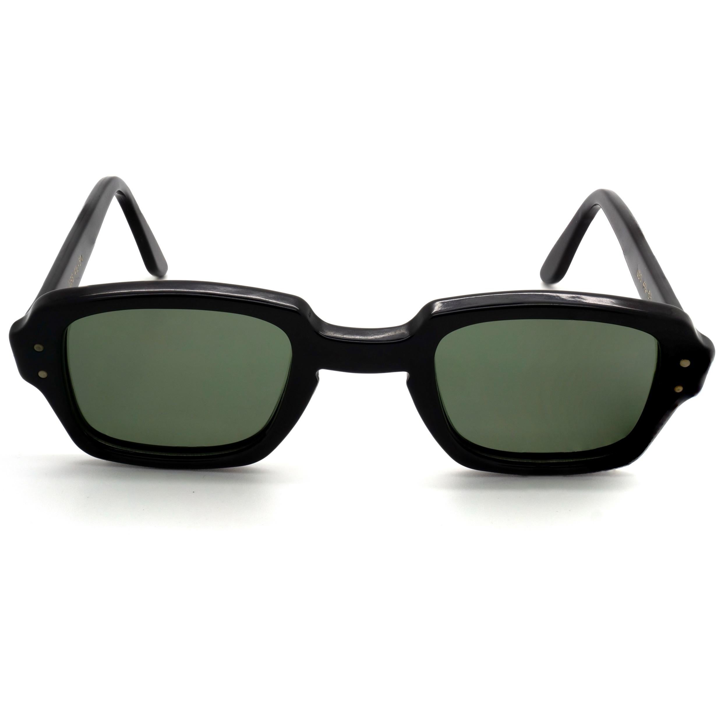 Montures de lunettes Romco BCG Military Issue avec verres polarisants produites par l'armée américaine aux États-Unis depuis les années 1960. Des lunettes emblématiques que l'Amérique ne fabrique plus.

MARQUE : US Army
MODÈLE : Romco Noir
MADE IN :