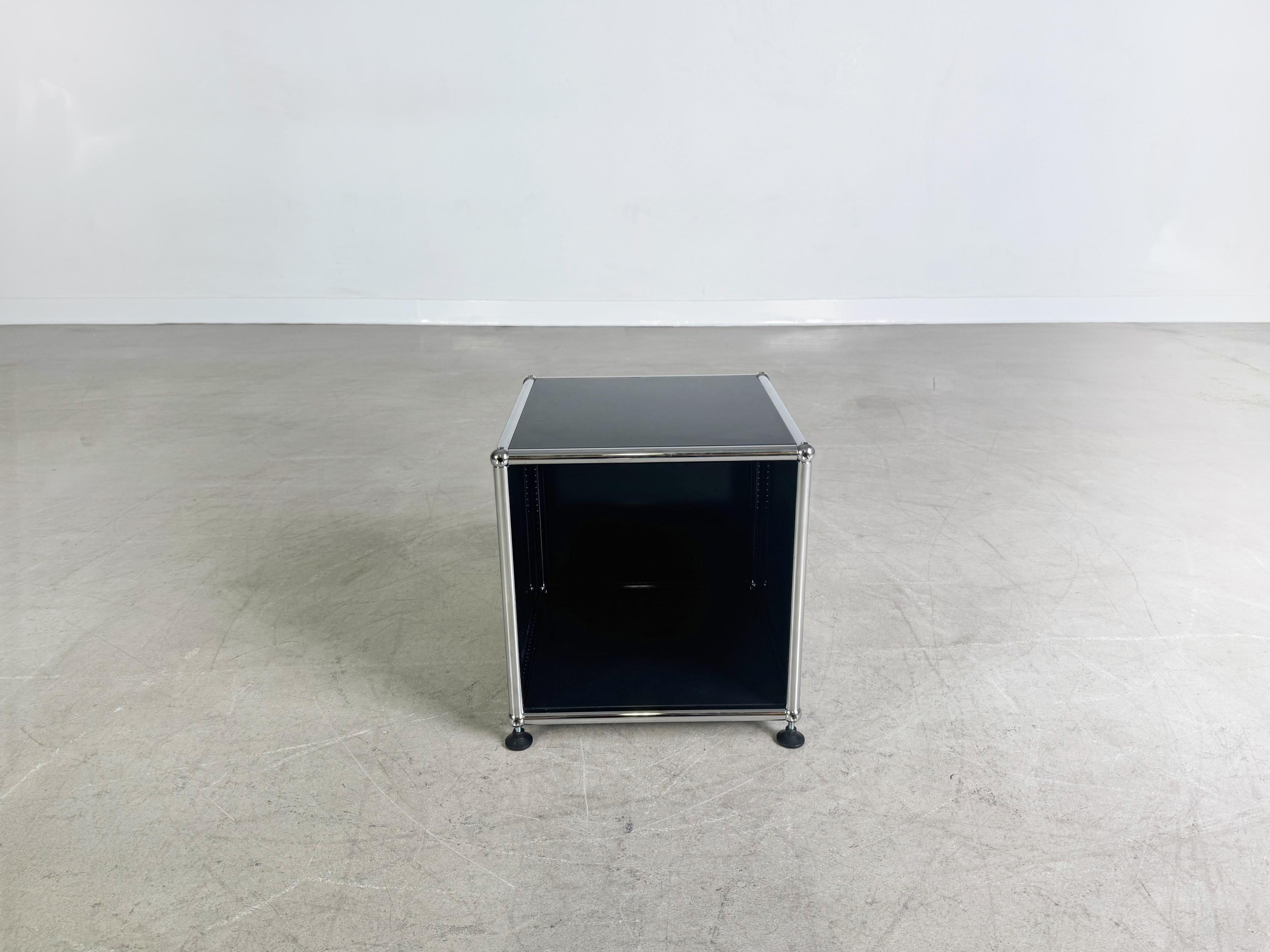 Wir bieten einen wunderschönen kleinen USM Haller Couch-/ Nacht- oder Beistelltisch in stahlblau zum Verkauf an. Der Tisch steht auf kleinen Nivelierfüßen mit denen Bodenunebenheiten ausgeglichen werden können.

Zustand: Guter gebrauchter Zustand