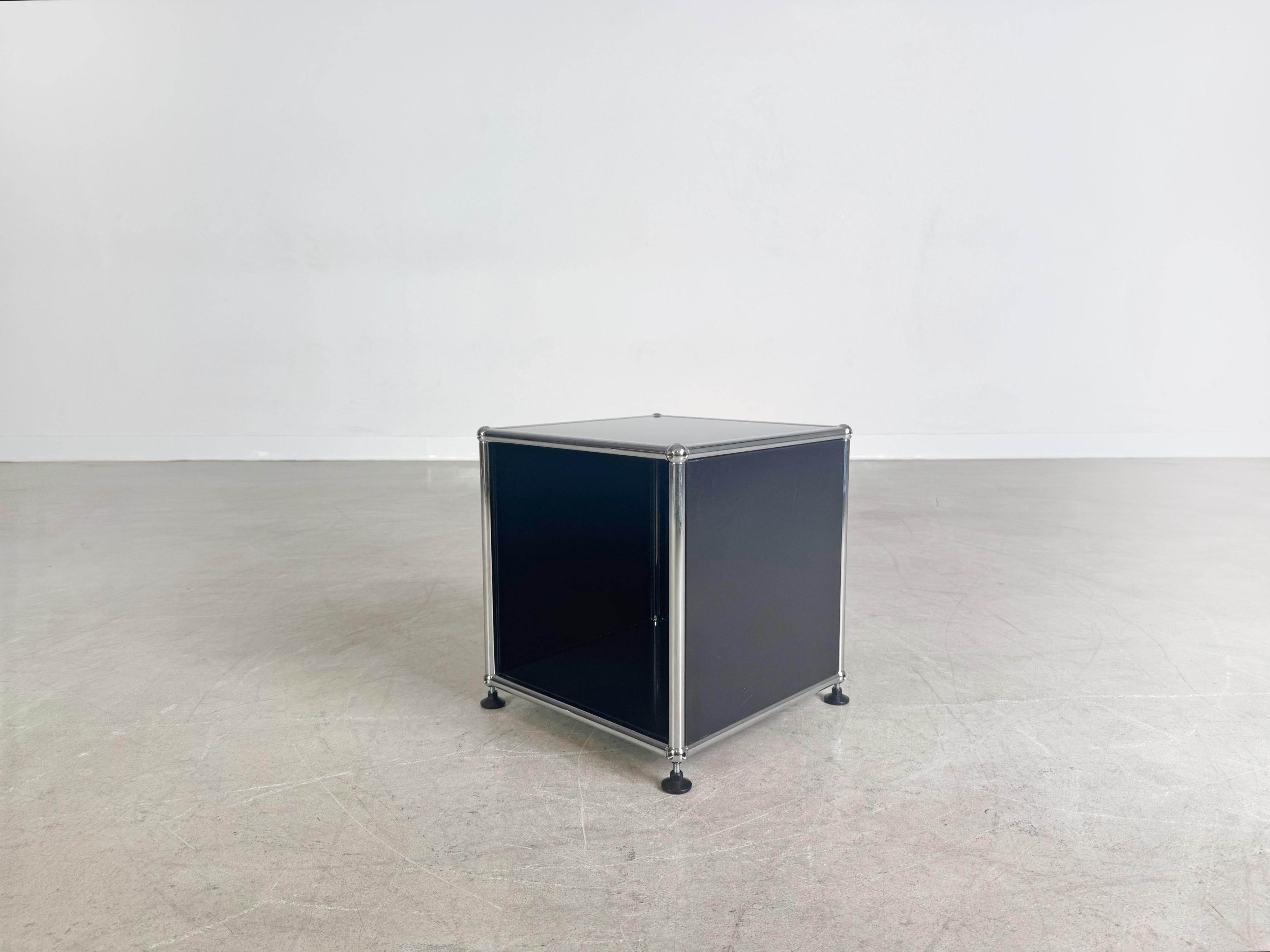 Post-Modern Original USM Haller Couchtisch Nachttisch Beistelltisch stahlblau For Sale