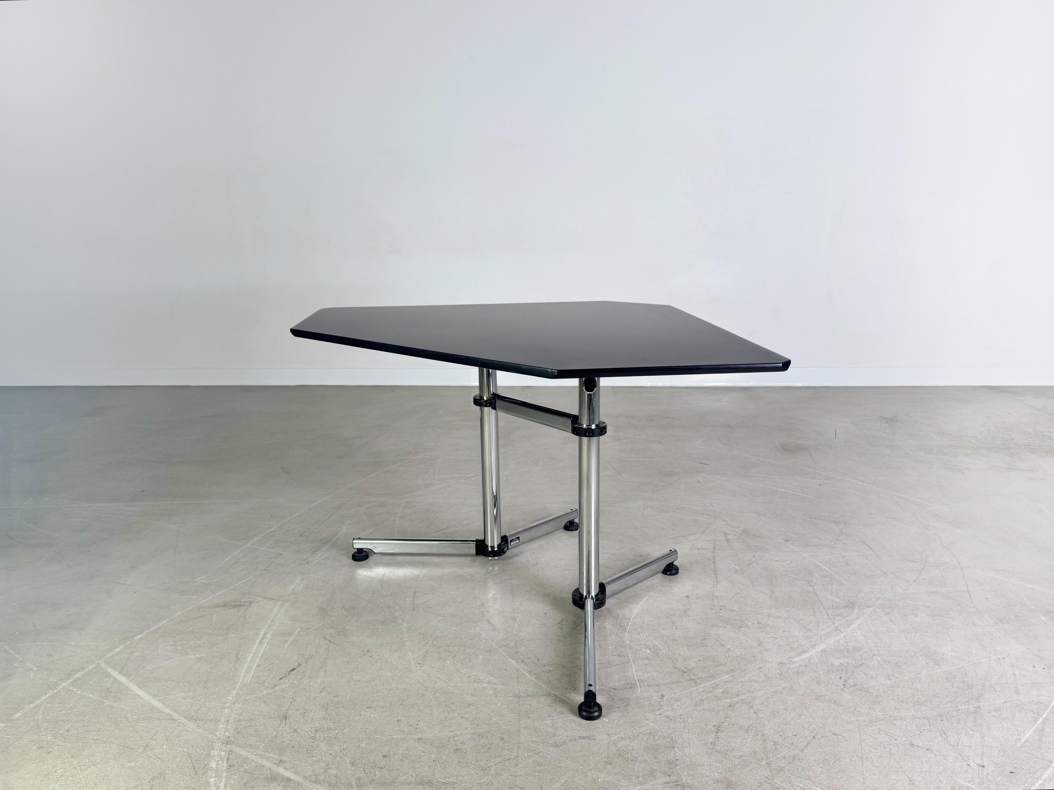 Suisse Original USM Haller Eck-Schreibtisch Kitos M Plus schwarz Eiche en vente