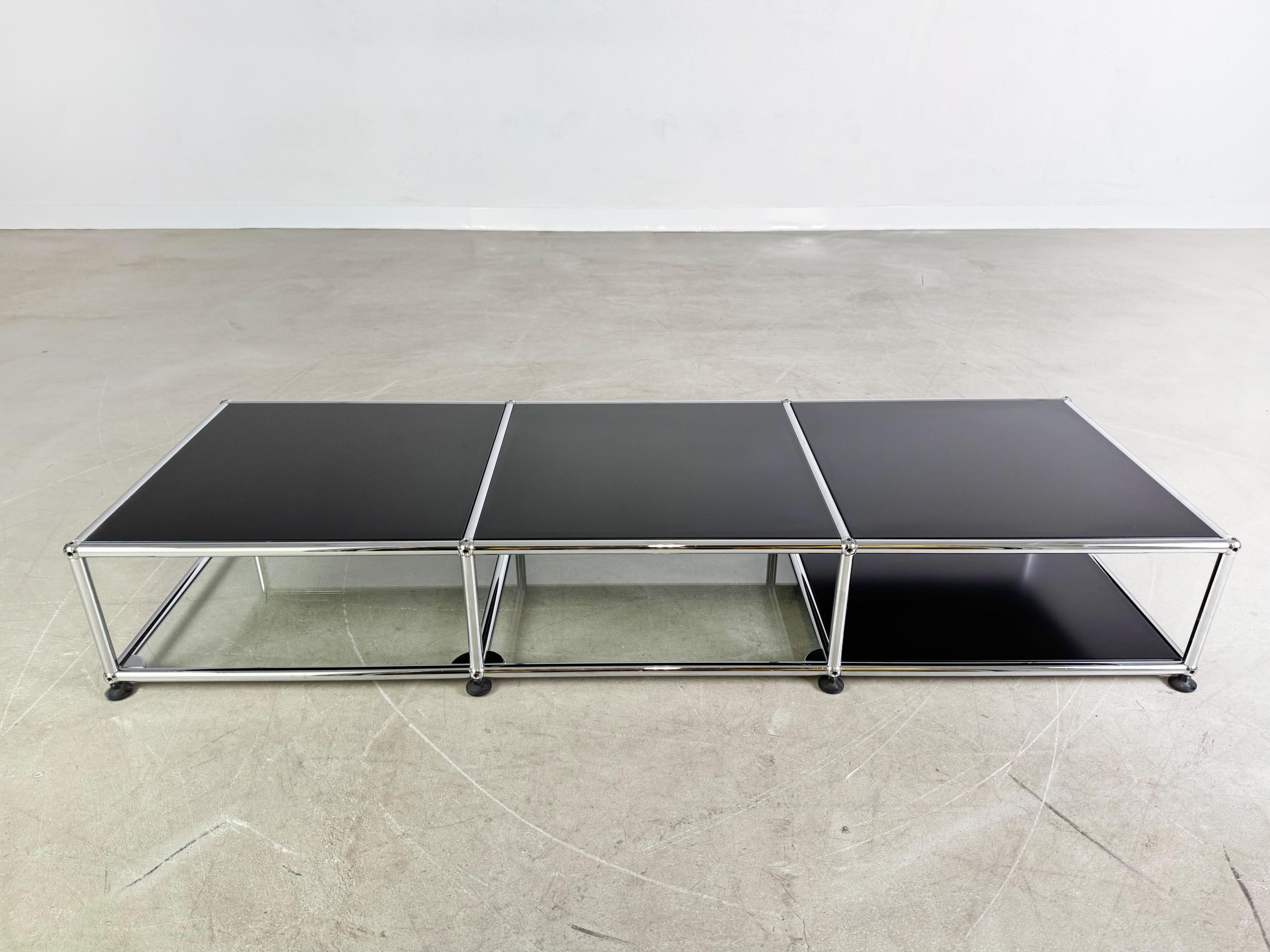 Wir bieten ein wunderschönes kleines USM Haller Lowboard aus den 1990er Jahren zum Verkauf an. Das Board verfügt über drei Metall Einlegeböden in der oberen Ebene und zwei Glas und 1 Metall Einlegeboden in der unteren Ebene. Die Farbe der Metall