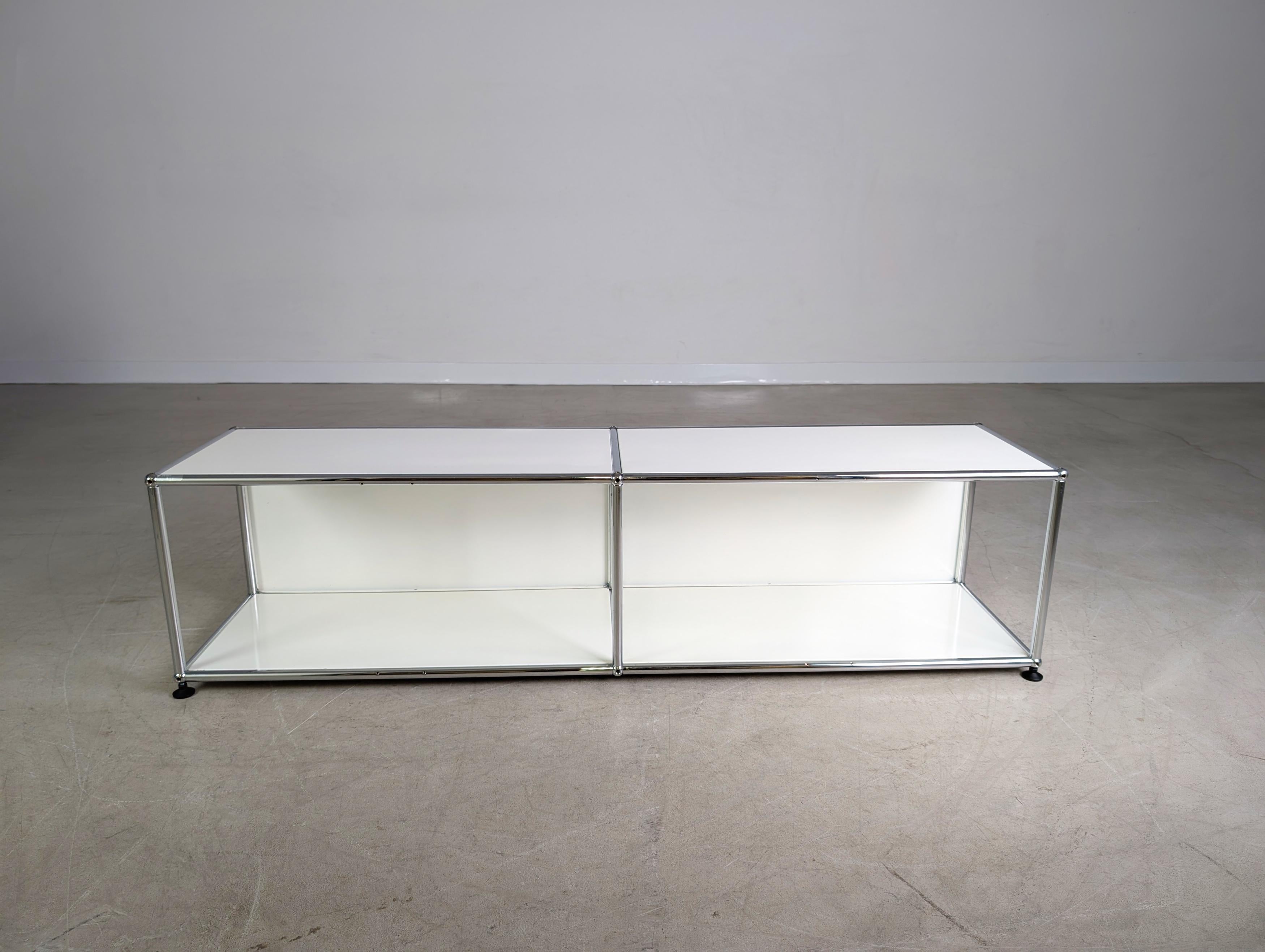 Wir bieten ein wunderschönes USM Haller Sideboard mit zwei großen, offenen Fächern zum Verkauf an. Das Möbel lässt sich vielseitig einsetzen und kann bspw. ideal als TV-Board genutzt werden.

Zustand: Guter gebrauchter Zustand mit altersbedingten