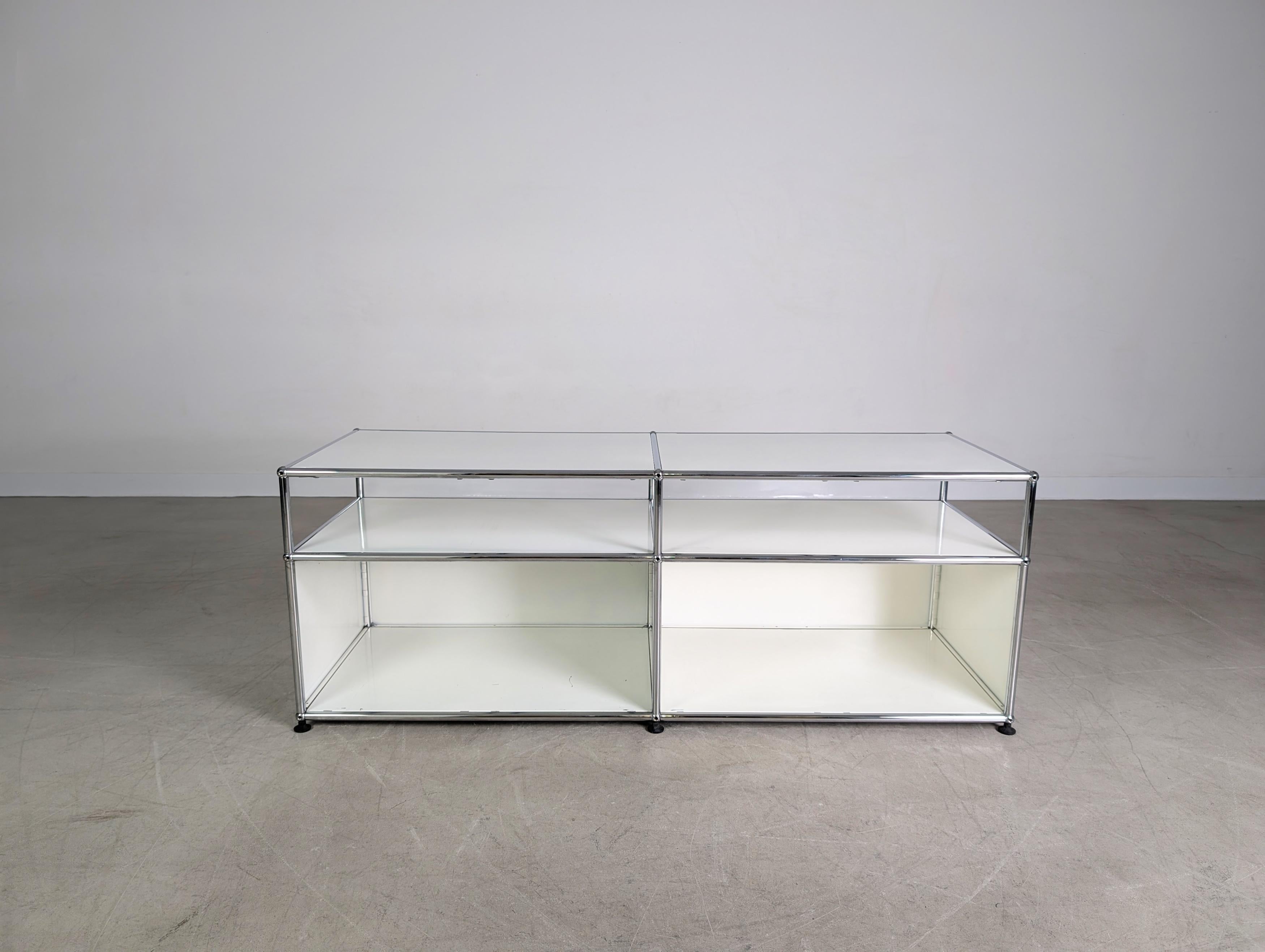 Wir bieten ein wunderschönes USM Haller Sideboard mit zwei großen und zwei kleinen, offenen Fächern zum Verkauf an. Ce meuble est très facile à installer et peut, par exemple, être utilisé comme tableau de télévision.

Zustand : Très bon état, avec