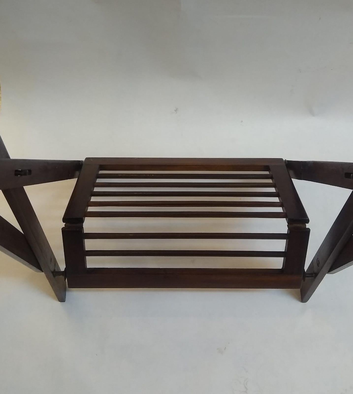 20ième siècle Valet de chambre original en bois naturel foncé réalisé par Liceu de Artes y Oficios, Brésil en vente