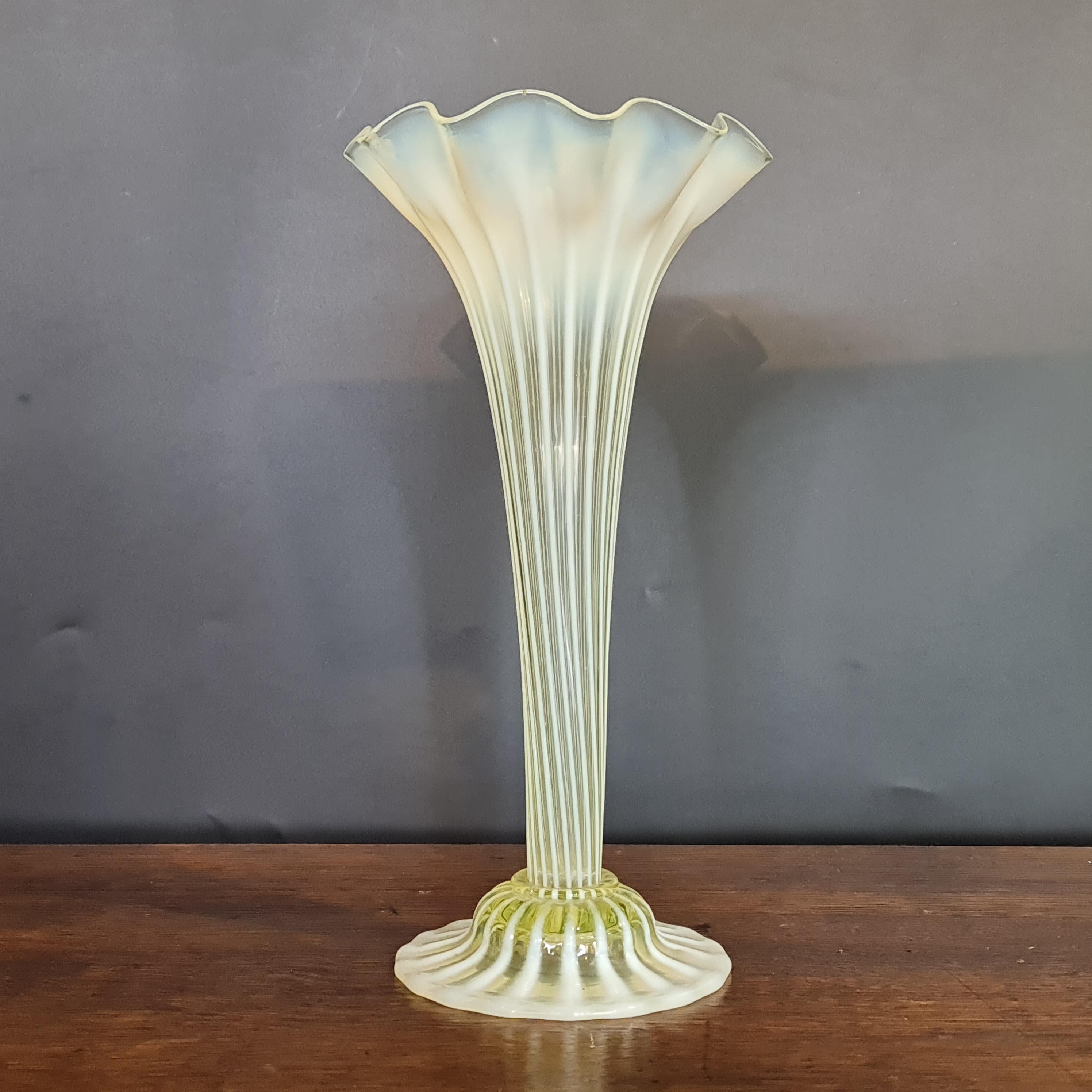 Pregiato vaso in vetro di vaselina o uranio attribuito a James Powell & Sons Whitefriars Glass Londra, circa 1895.  Il vaso è in ottime condizioni originali e ha una bella forma naturalistica con un'influenza Art Nouveau.