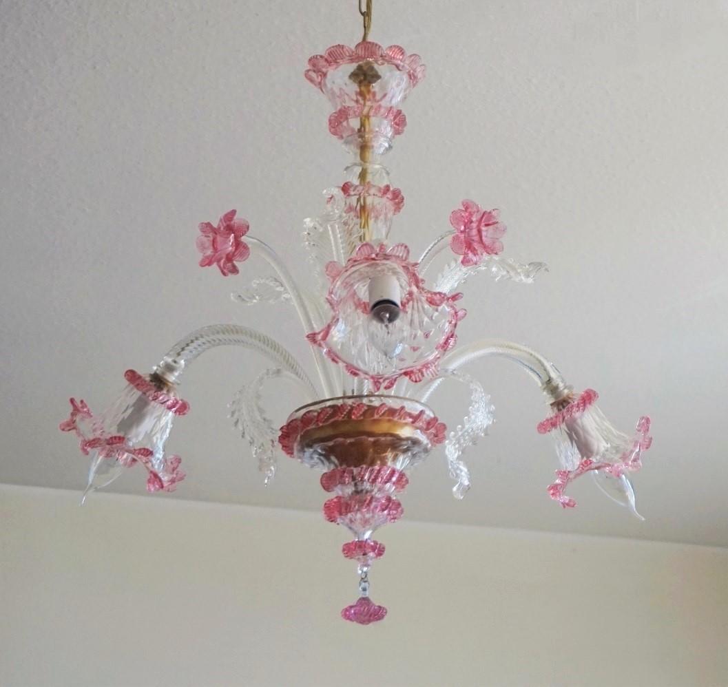 Preciosa araña original de Murano, hecha a mano en Venecia, de tres brazos, Italia, 1930-1939. Vidrio soplado a mano de color rosa claro y vibrante, decorado con flores, hojas hacia arriba y hacia abajo y dosel en forma de corona. Tres portalámparas