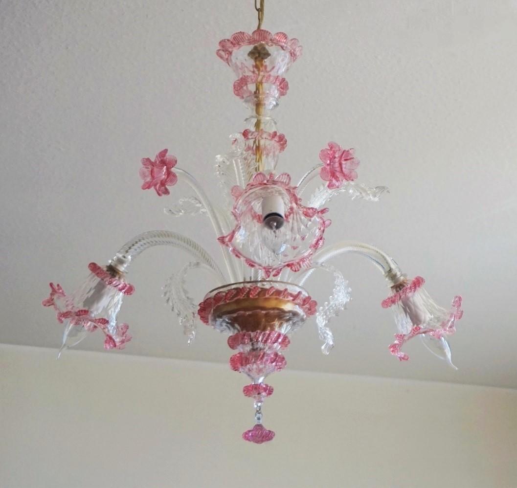 Ravissant lustre à trois branches de Murano, fabriqué à la main en Italie, 1930-1939. Verre transparent et rose vif soufflé à la main, décoré de fleurs, de feuilles montantes et descendantes et d'un dais en forme de couronne. Trois douilles E14 pour