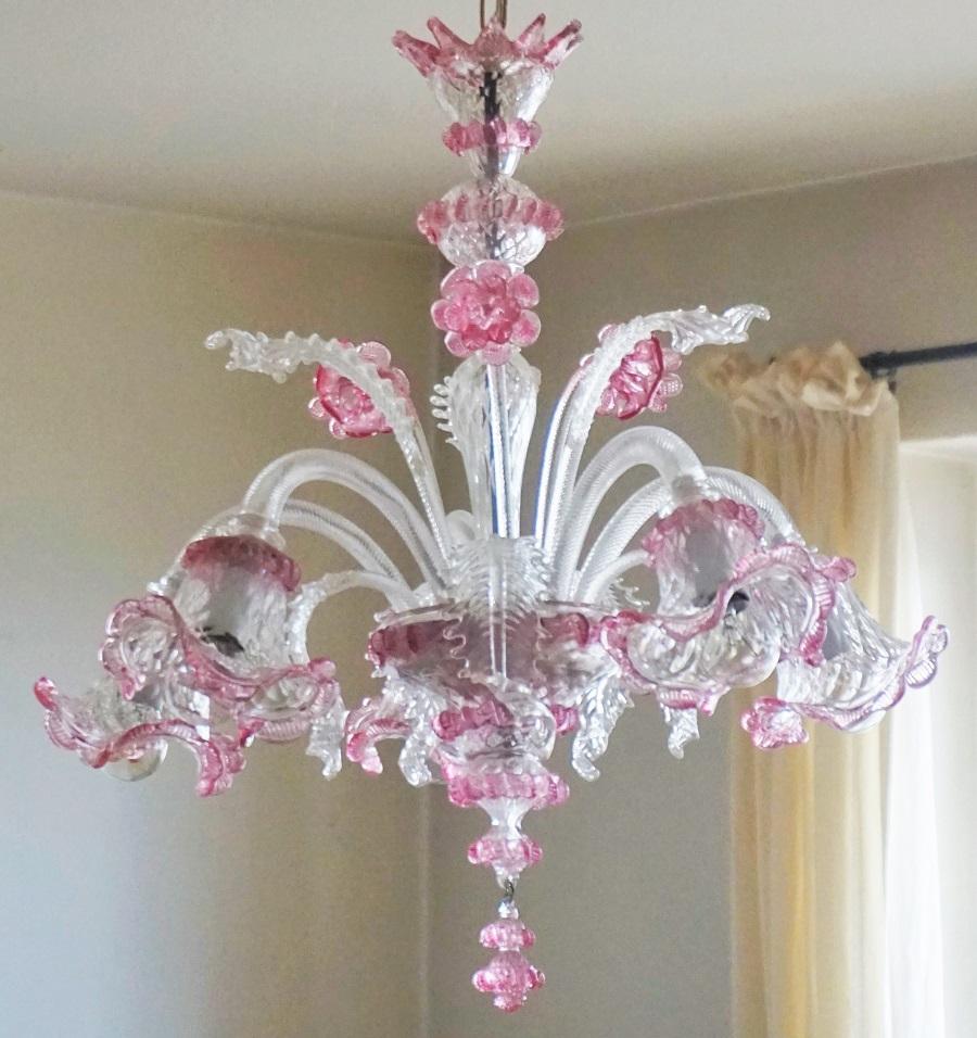 A wonderful original Venetian handcrafted Murano five-arm chandelier, Italy, 1930-1939. Hand blown clear and vibrant pink glass decorated with flowers, up and down leaves and crown canopy. 
Measure:
Overall height 36.50 in / 93cm, adjustable