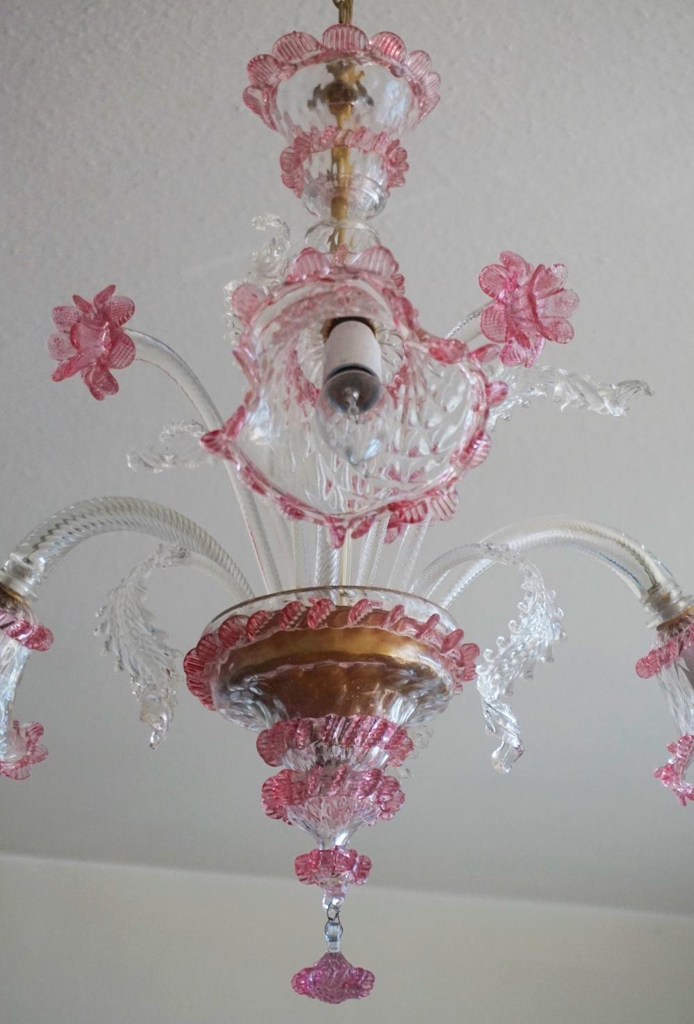 Handgefertigter venezianischer Murano-Kronleuchter aus klarem und rosa mundgeblasenem Glas, Italien (Muranoglas) im Angebot