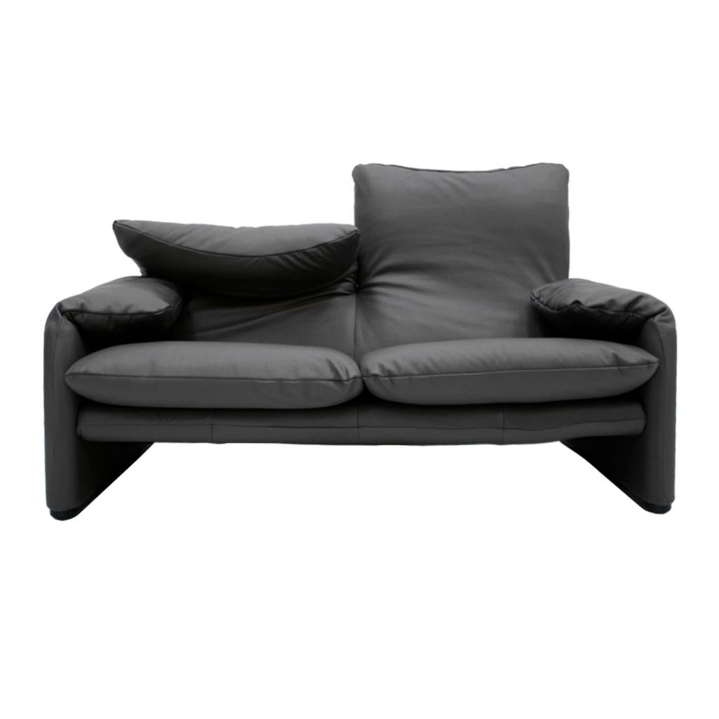 Maralunga sofa designed by Vico Magistretti (1920-2006) for Cassina in 1973. Magistretti was an Italian Industrial designer and architect.
This is an original 1970s version, made of steel structure, and recently reupholstered in color grey