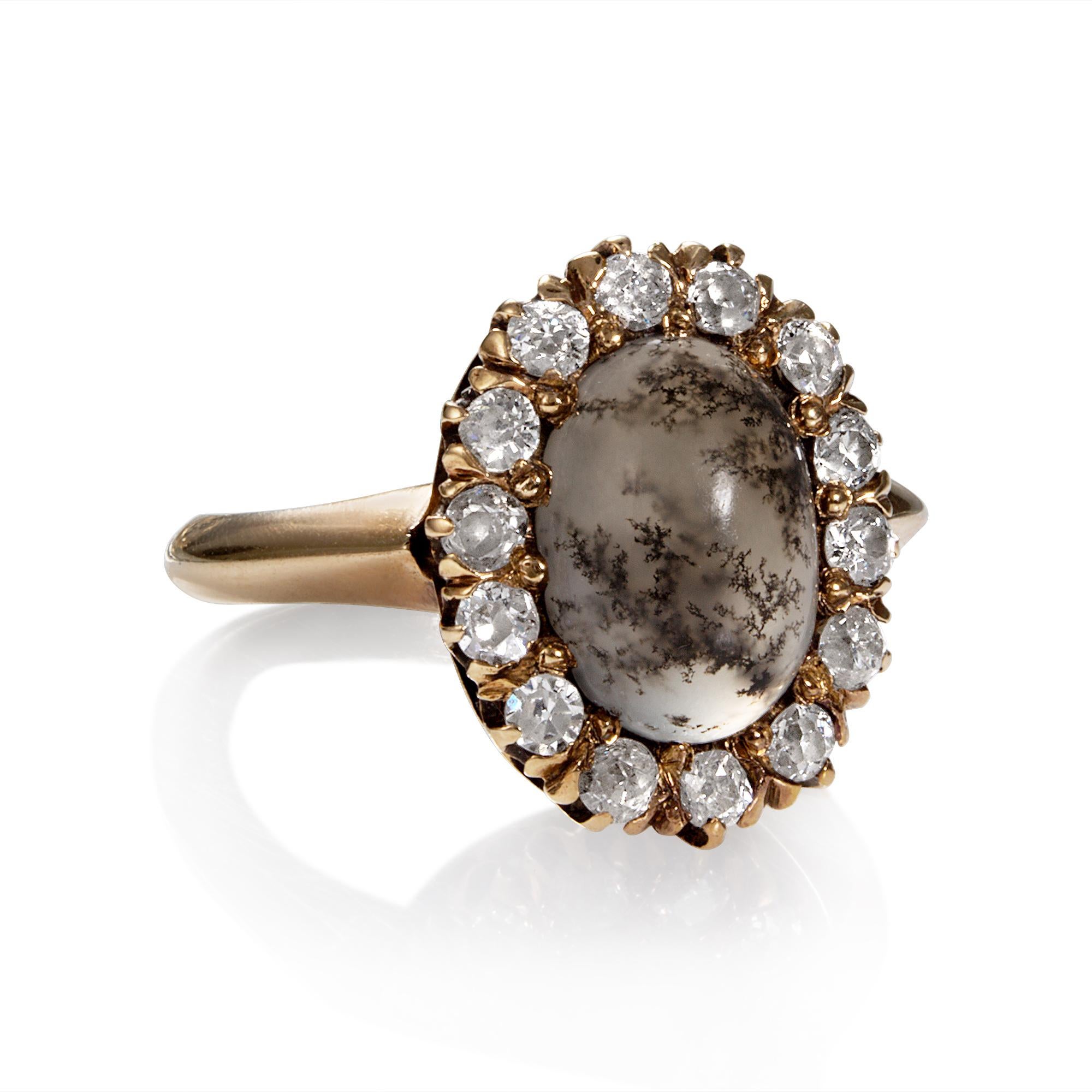A Beautiful Authentic Classic VICTORIAN Dendritic Quartz and Diamonds Cluster Ring, hand-fabricated in 14K Yellow Gold, CIRCA 1890.
A Little Scene of Nature, a transparent, shimmery and iridescent Dendritic quartz, oval cabochon centers a glittering